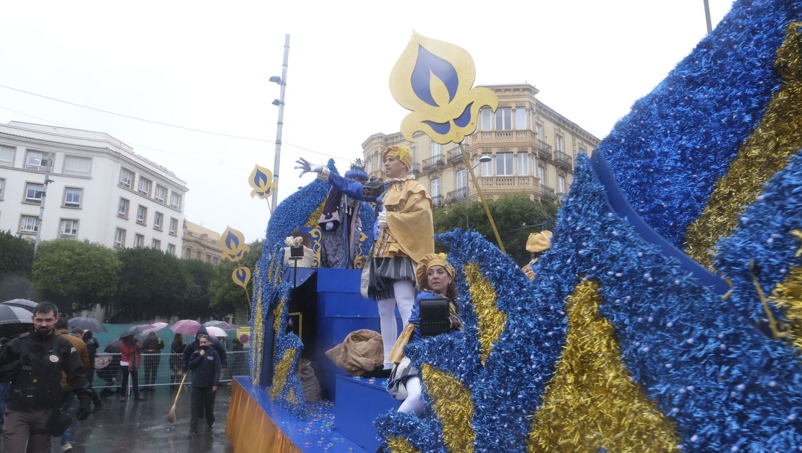 Fotografías de la cabalgata de los Reyes Magos pasada por agua en Almería