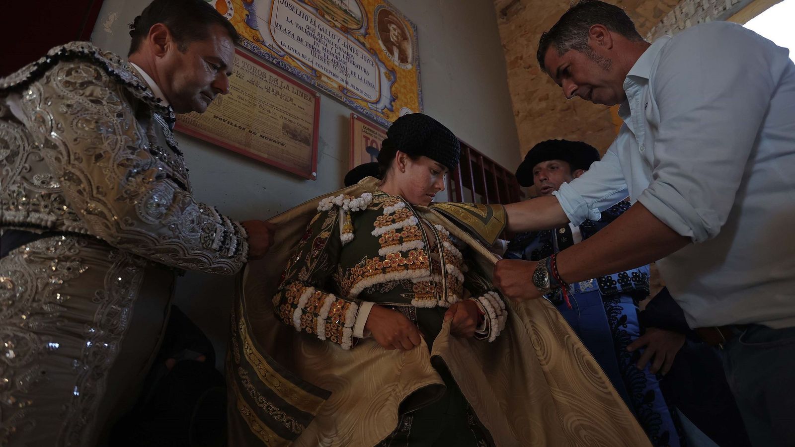 La novillera barreña Miriam Cabas antes de hacer el paseíllo en La Línea en la tarde de su debut con picadores.