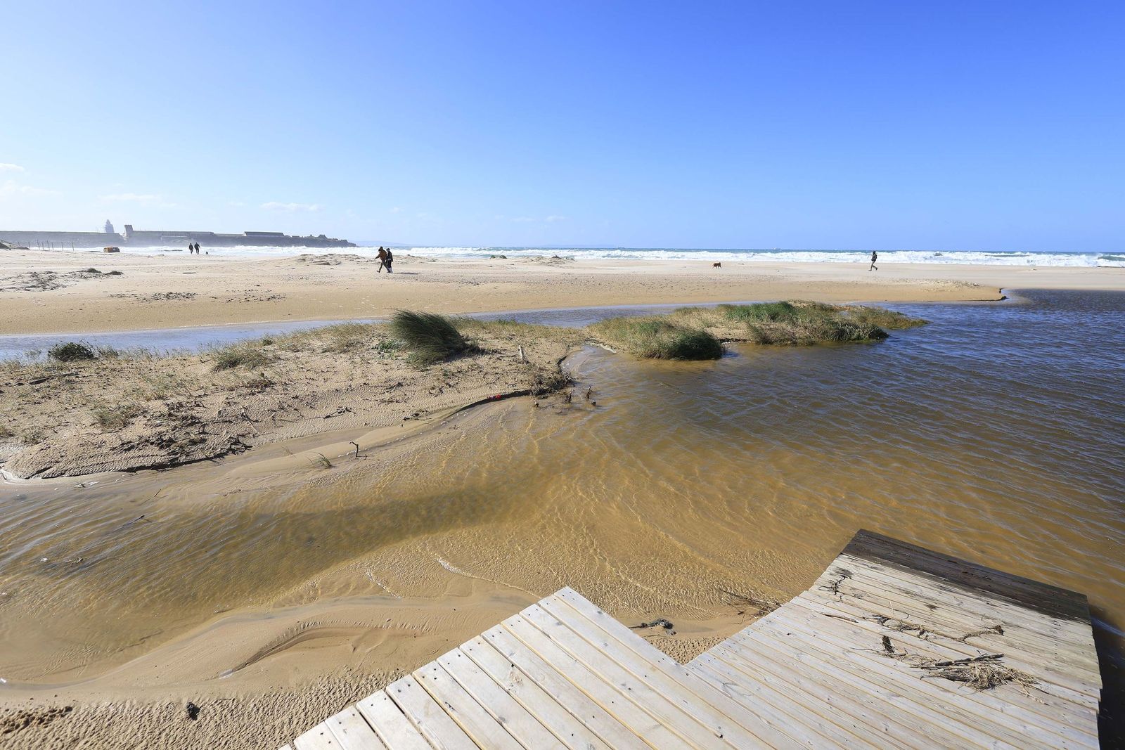 Las fotografías del paseo marítimo de Los Lances tras la borrasca Oriana