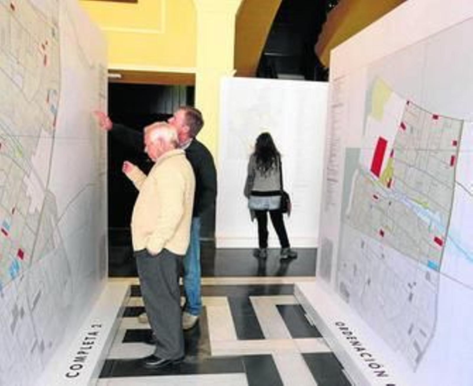 Ciudadanos en la muestra abierta en el atrio del Ayuntamiento.