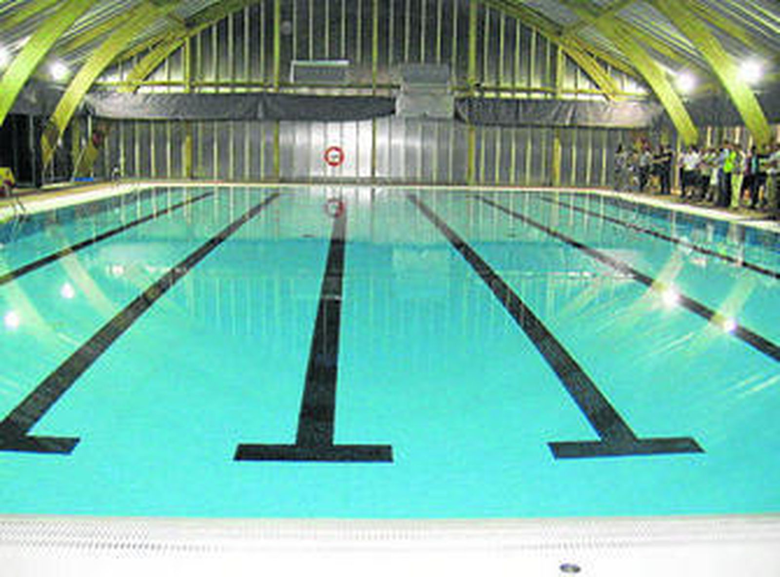 Fotografía de la piscina el día de su inauguración.