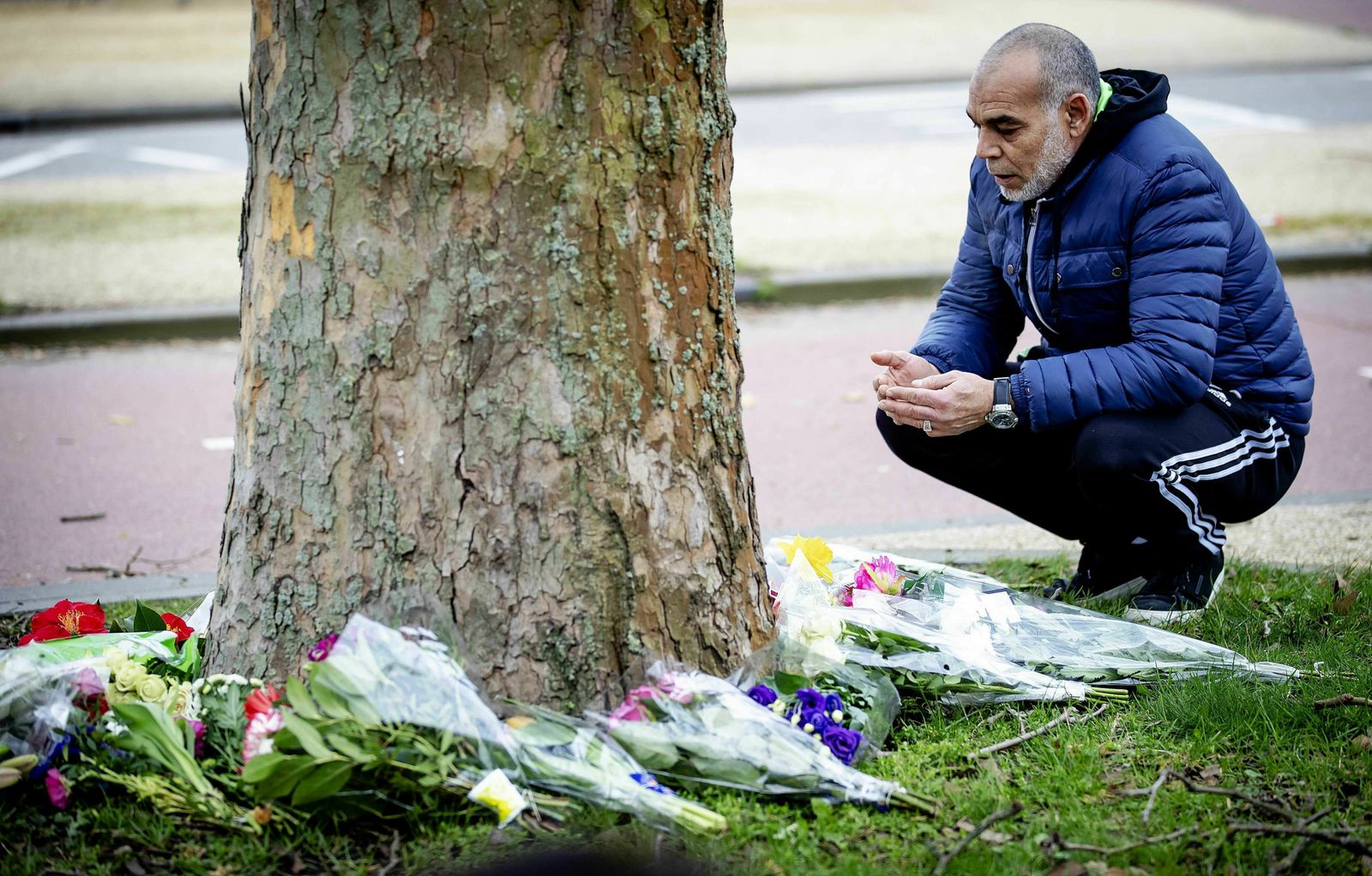 Un ciudadano musulmán deposita flores cerca del lugar del suceso en la plaza 24 de Octubre de Utrecht.