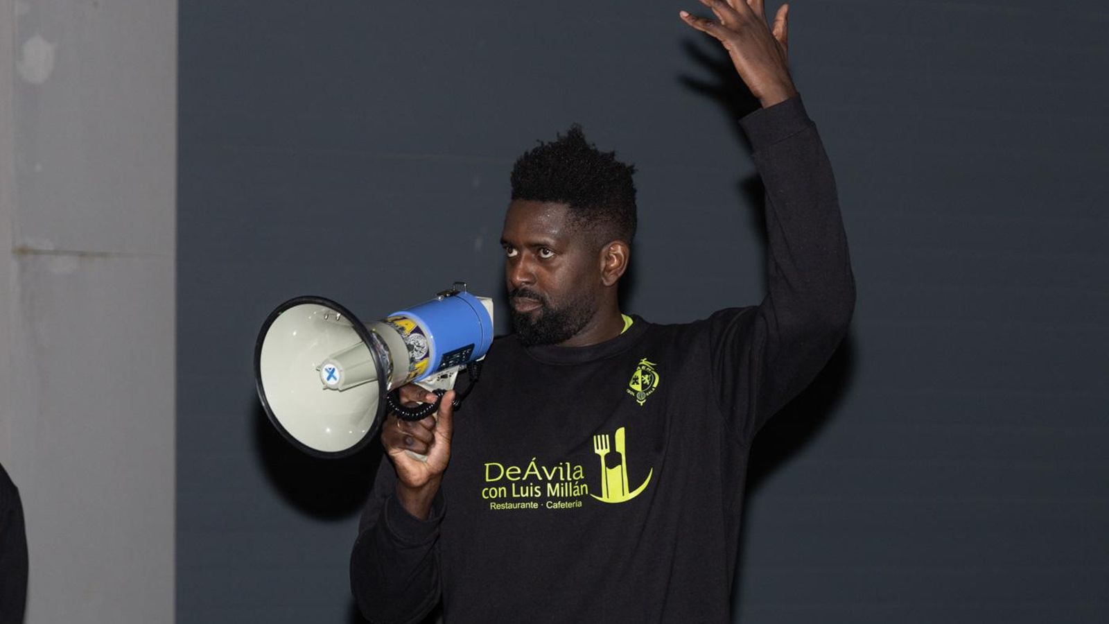 En imágenes: la Marea Amarilla alienta al Jaén Paraíso Interior FS antes de poner rumbo a la Copa de España