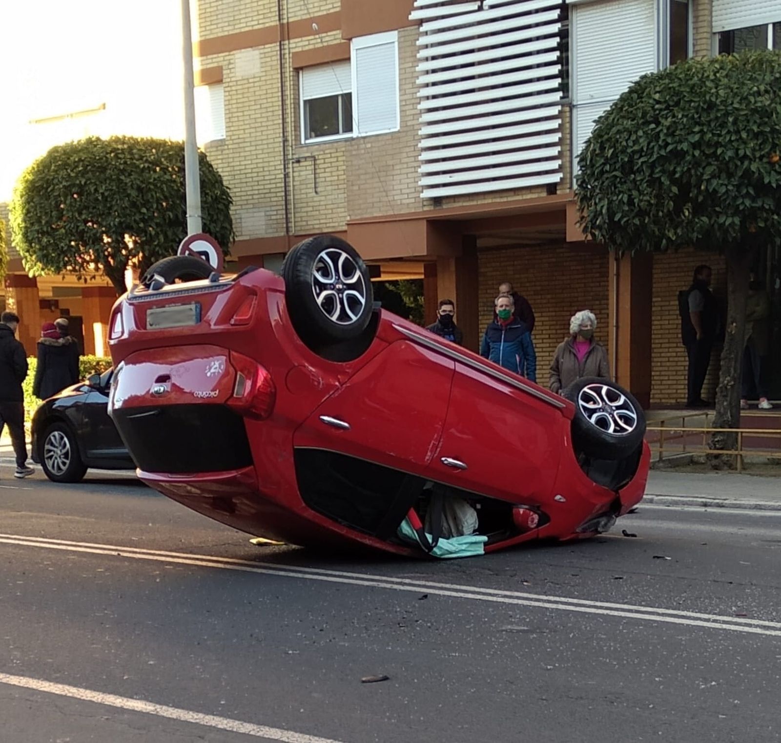 El turismo volcado en la avenida de Galaroza de Huelva esta tarde.