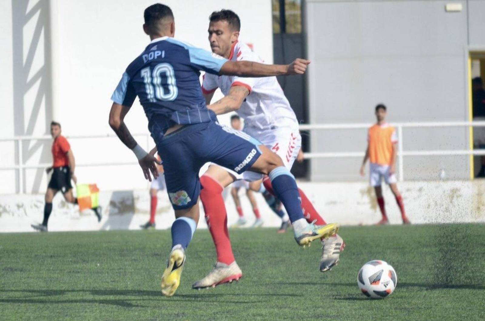 Dopi pelea por el balón en el duelo entre el Utrera y el Recre.
