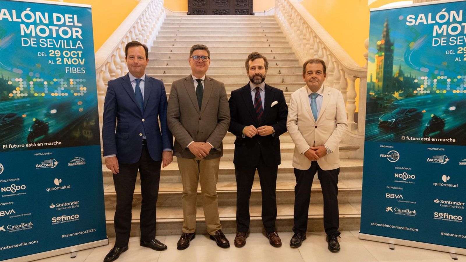 Foto familia de la rueda de prensa de la presentación del Salón del Motor.