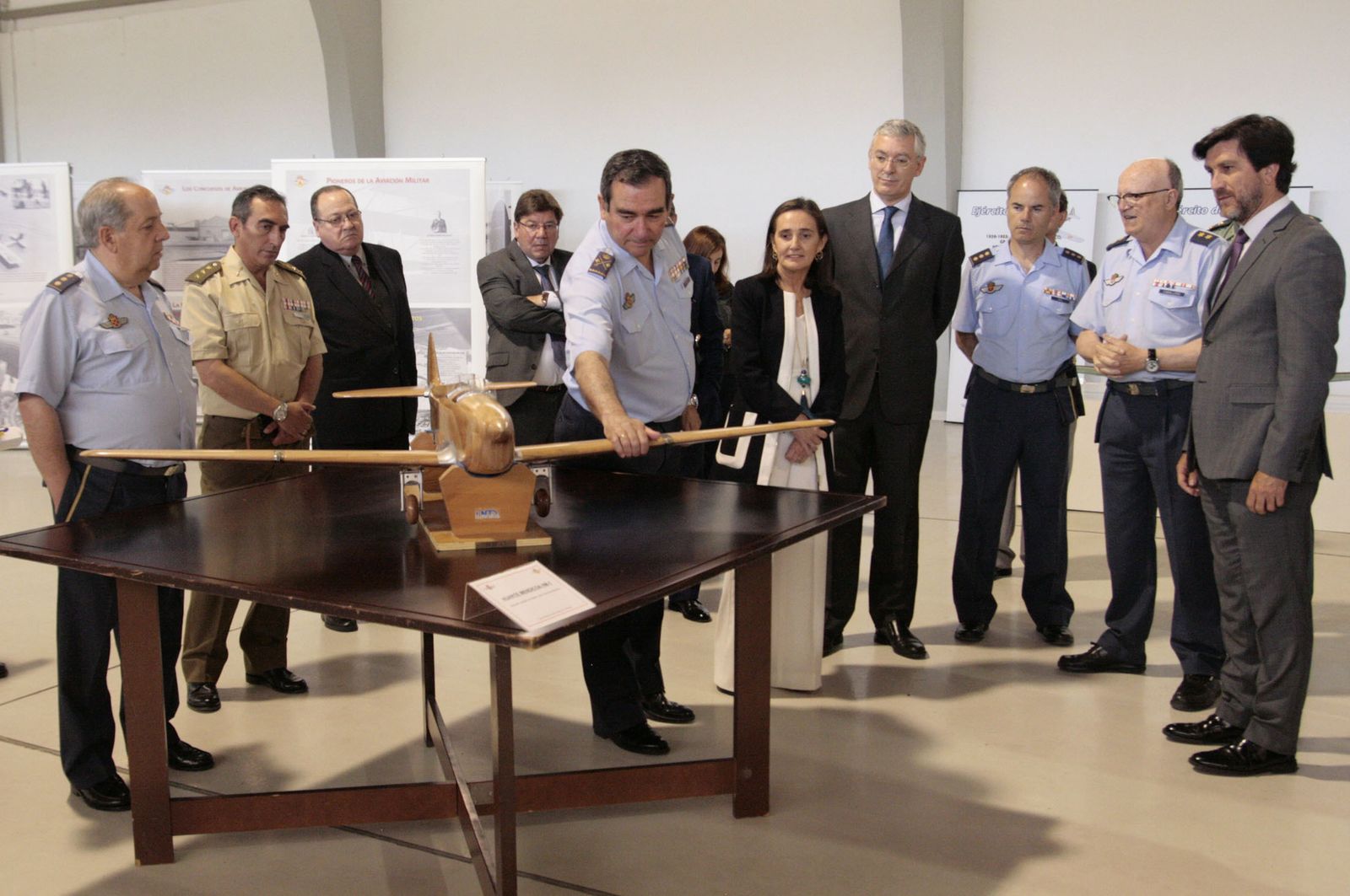 1. y 3. Algunas de las maquetas de aviones que forman parte de la exposición 'Volar, historia de una aventura'. 2. Maqueta para que personas invidentes puedan hacerse una idea de cómo es un avión.