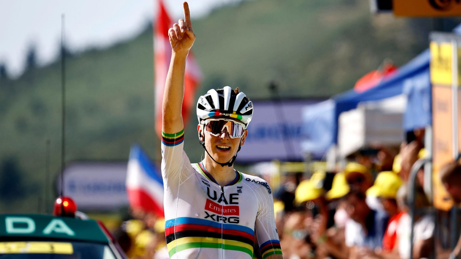Pogacar celebra su victoria en la duodécima etapa del Tour.