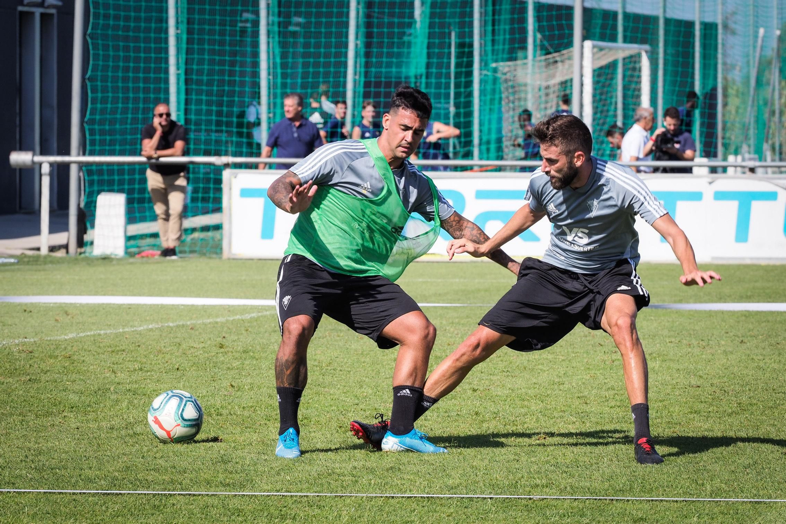 Nano Mesa (i) y José Mari, en el primer entrenamiento del canario con el Cádiz.