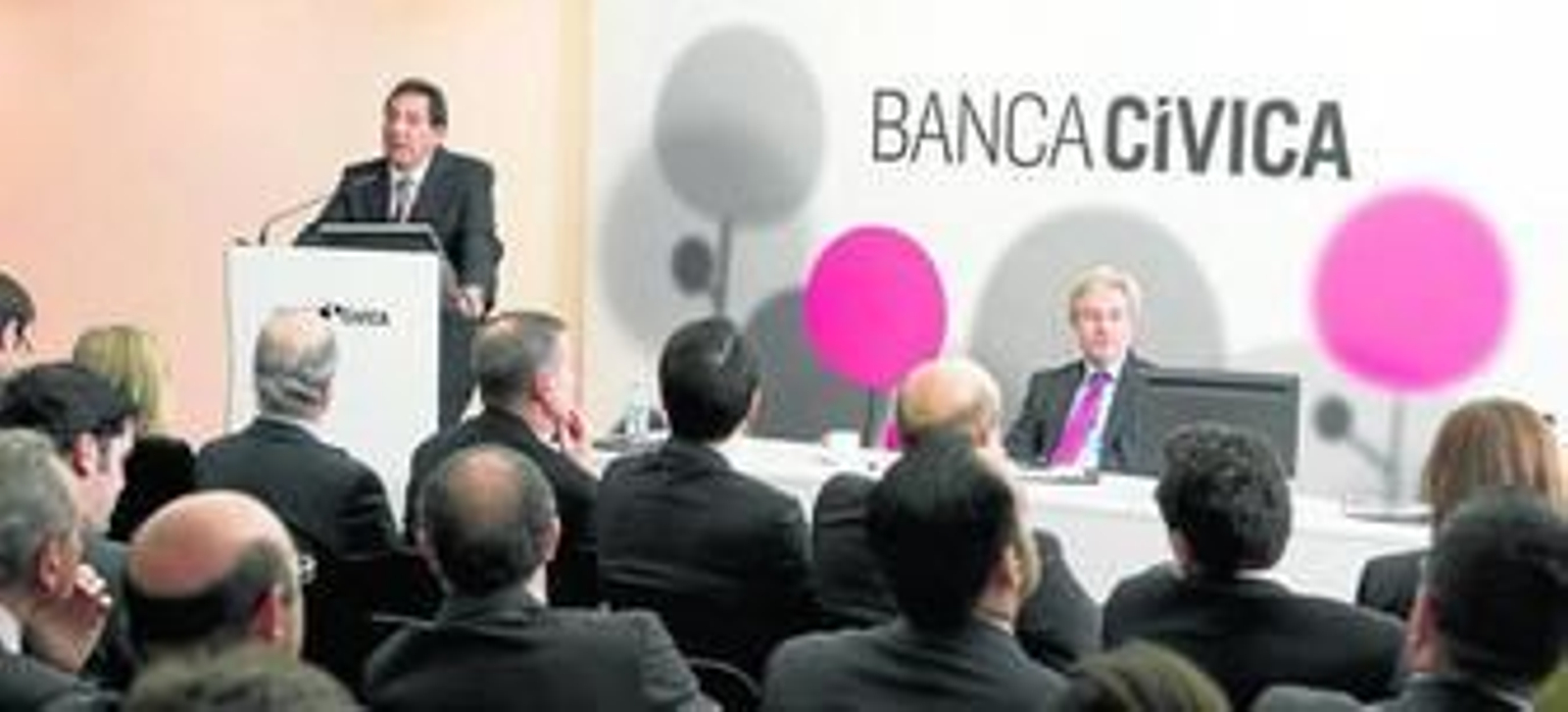 Antonio Pulido, durante la presentación a 70 analistas de algunos datos de Banca Cívica en la oficina de Madrid.