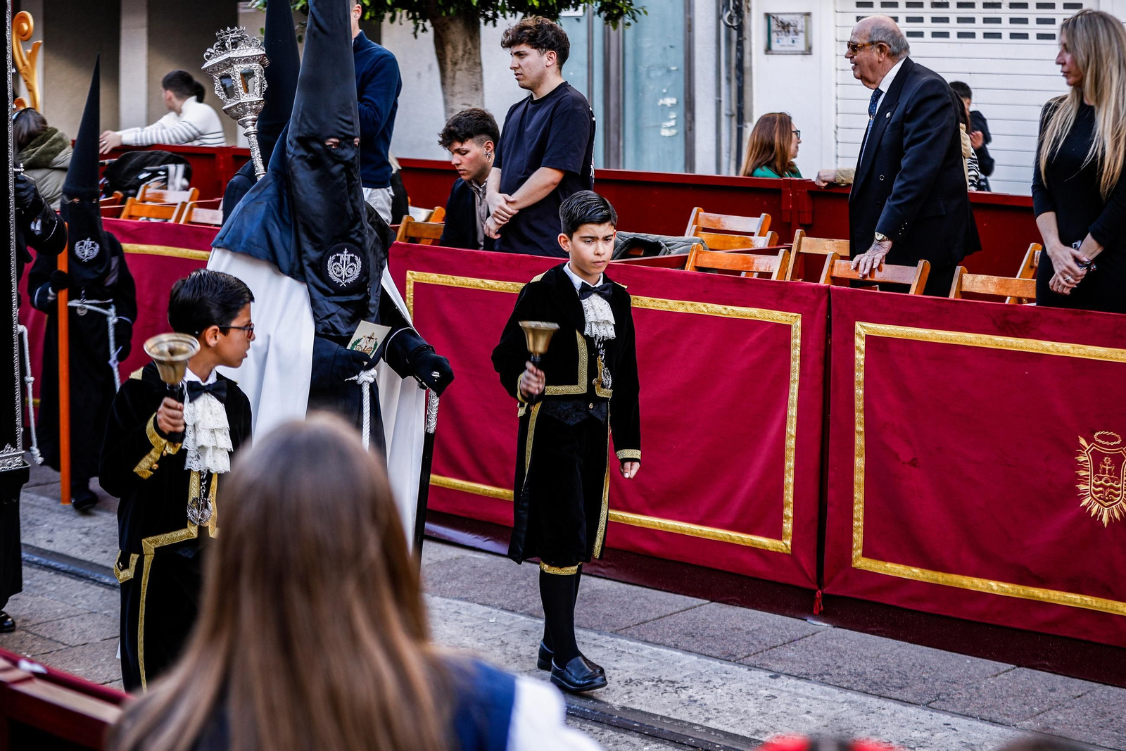 Imágenes de la salida de la Soledad en la Semana Santa de San Fernando 2025