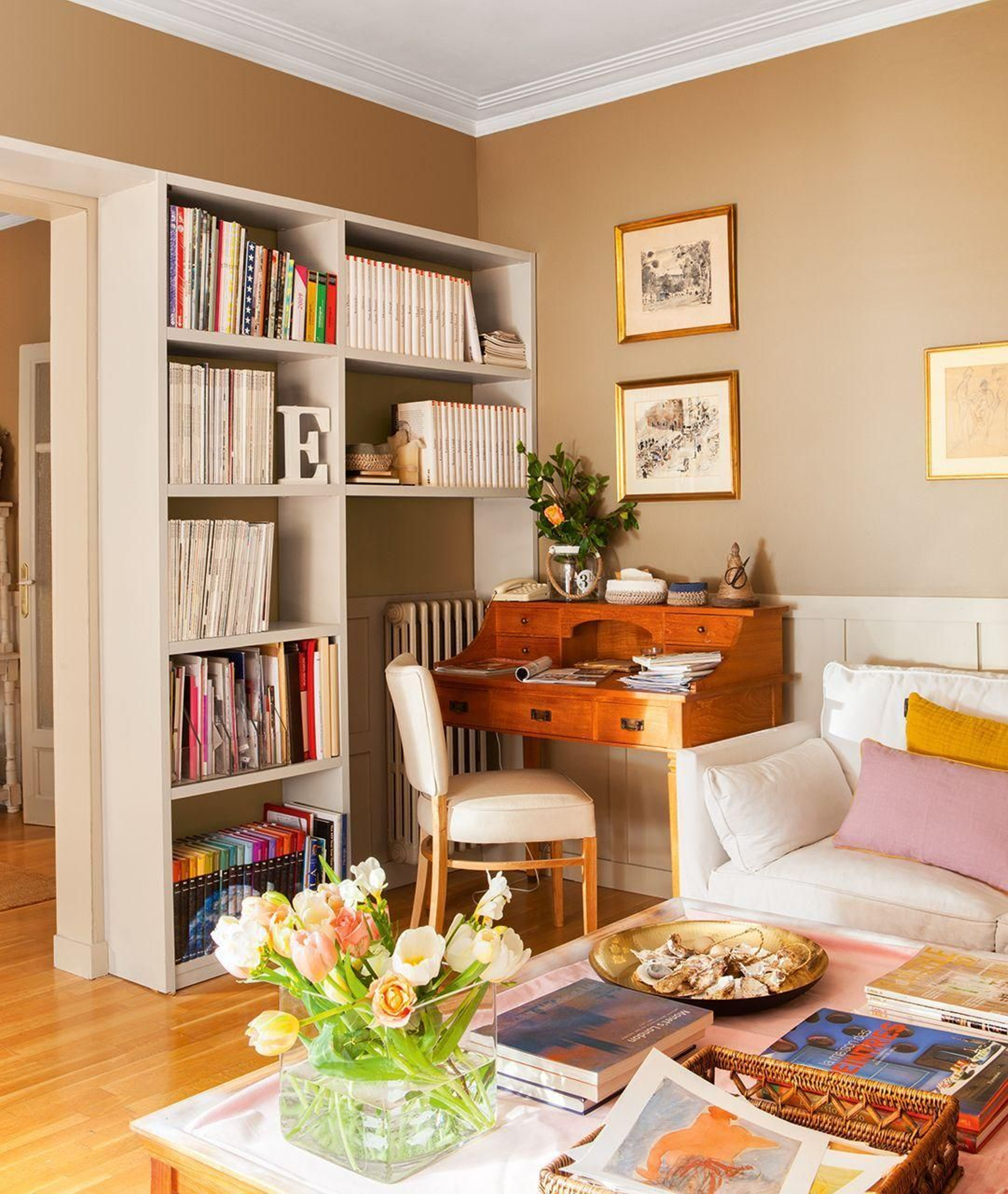 Una zona muerta del salón que se ha convertido en rincón de trabajo.