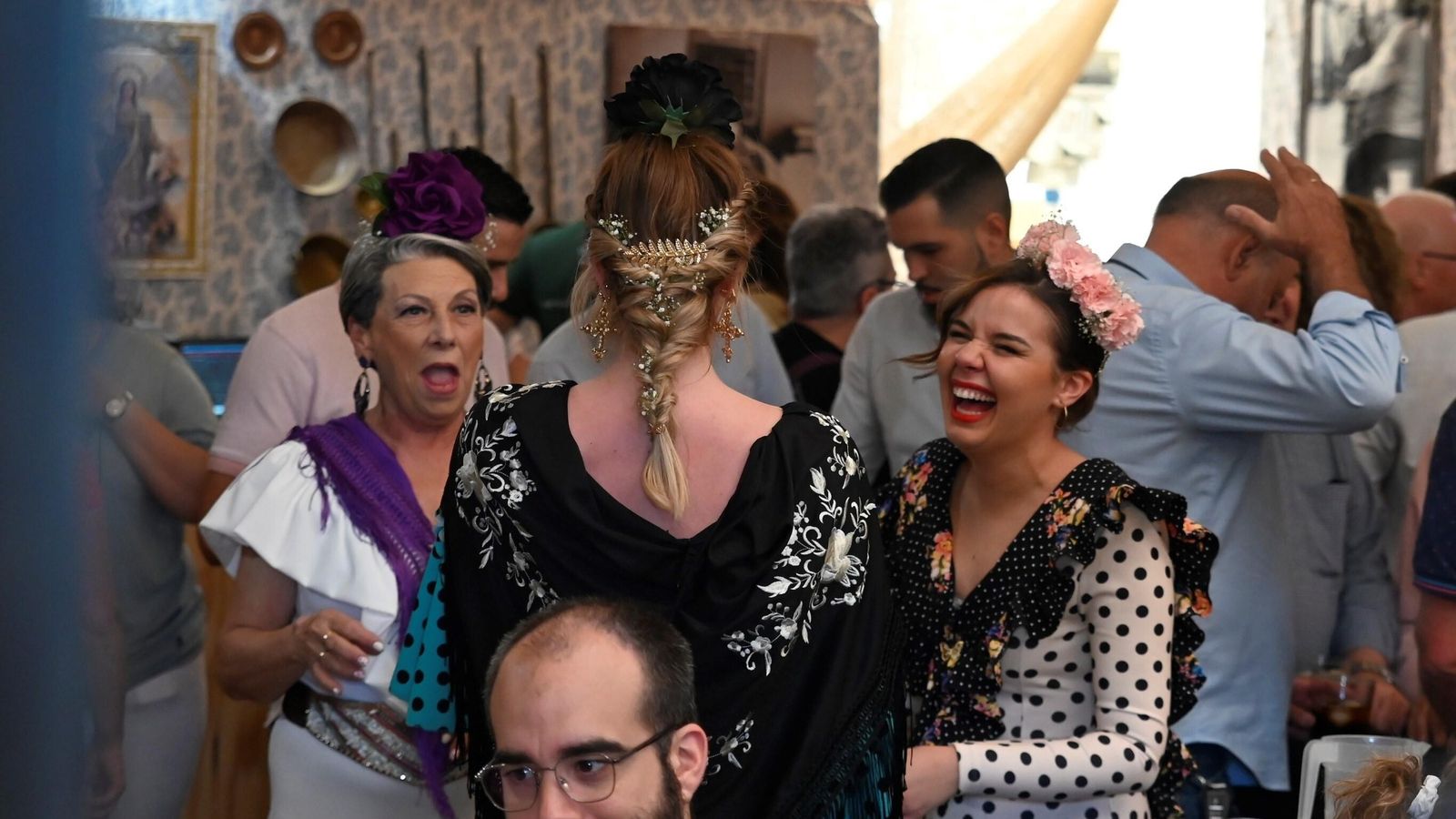 Varias mujeres se divierten en una caseta de la Feria de Córdoba