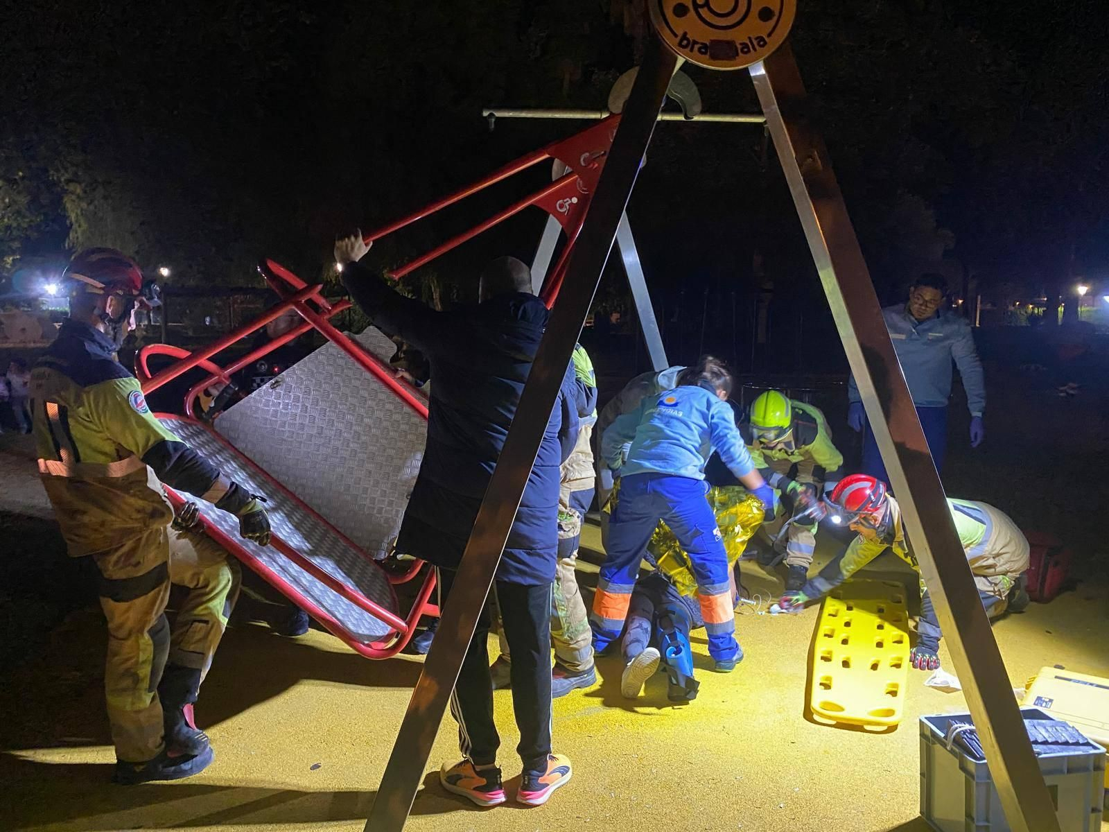 Actuación de los servicios de emergencias para liberar a la niña atrapada.