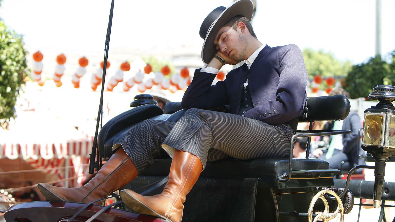 Un cochero dormita en el real.