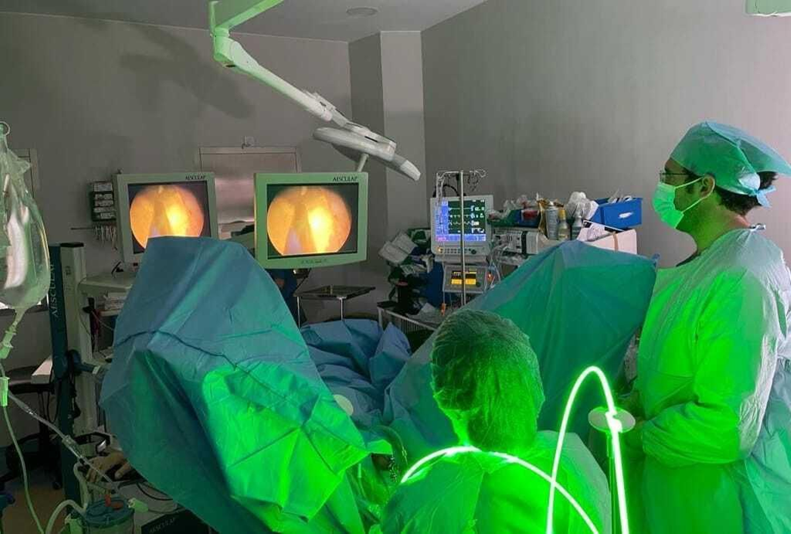 El doctor Francisco Rivera Muñoz, urólogo del Hospital de Valme, durante una cirugía urológica.