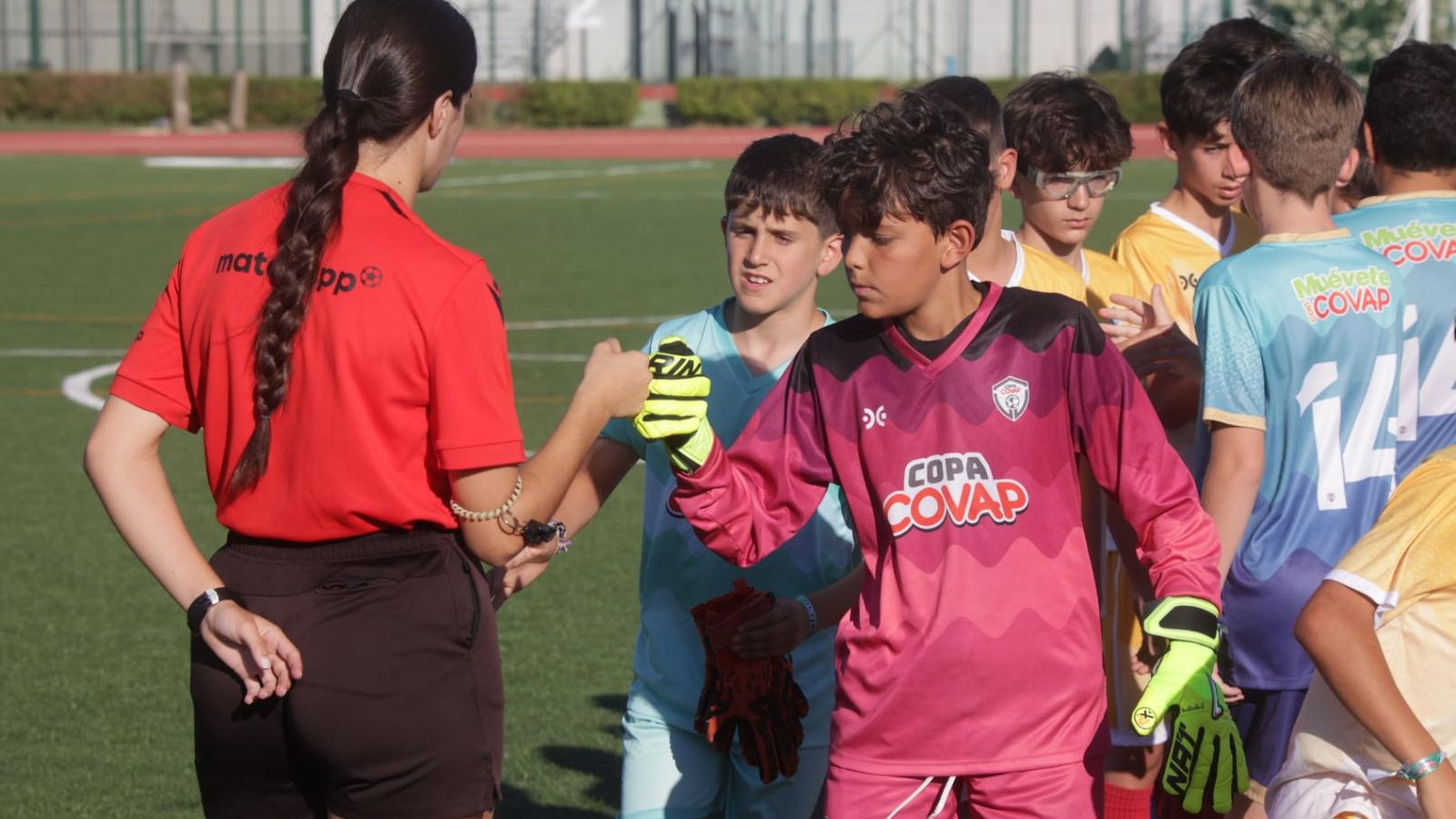 Un equipo saluda a la colegiada antes de un partido.