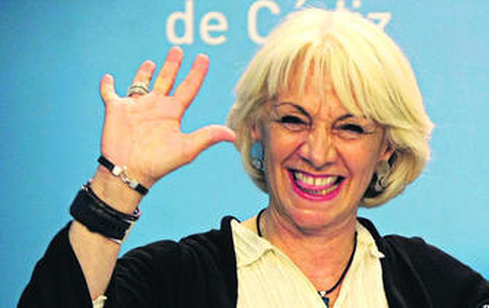 Teófila Martínez saluda a sus militantes con la mano simbolizando el quinto triunfo electoral consecutivo del PP en la capital.