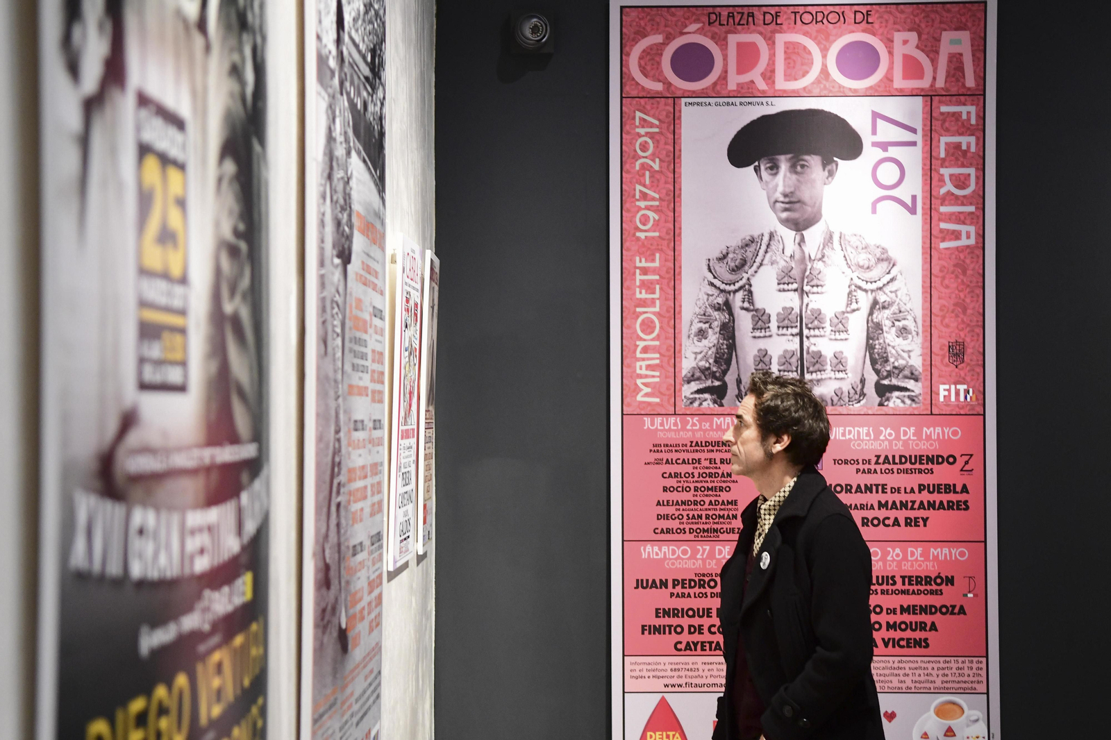 Fernando González Viñas observa un cartel de la exposición.