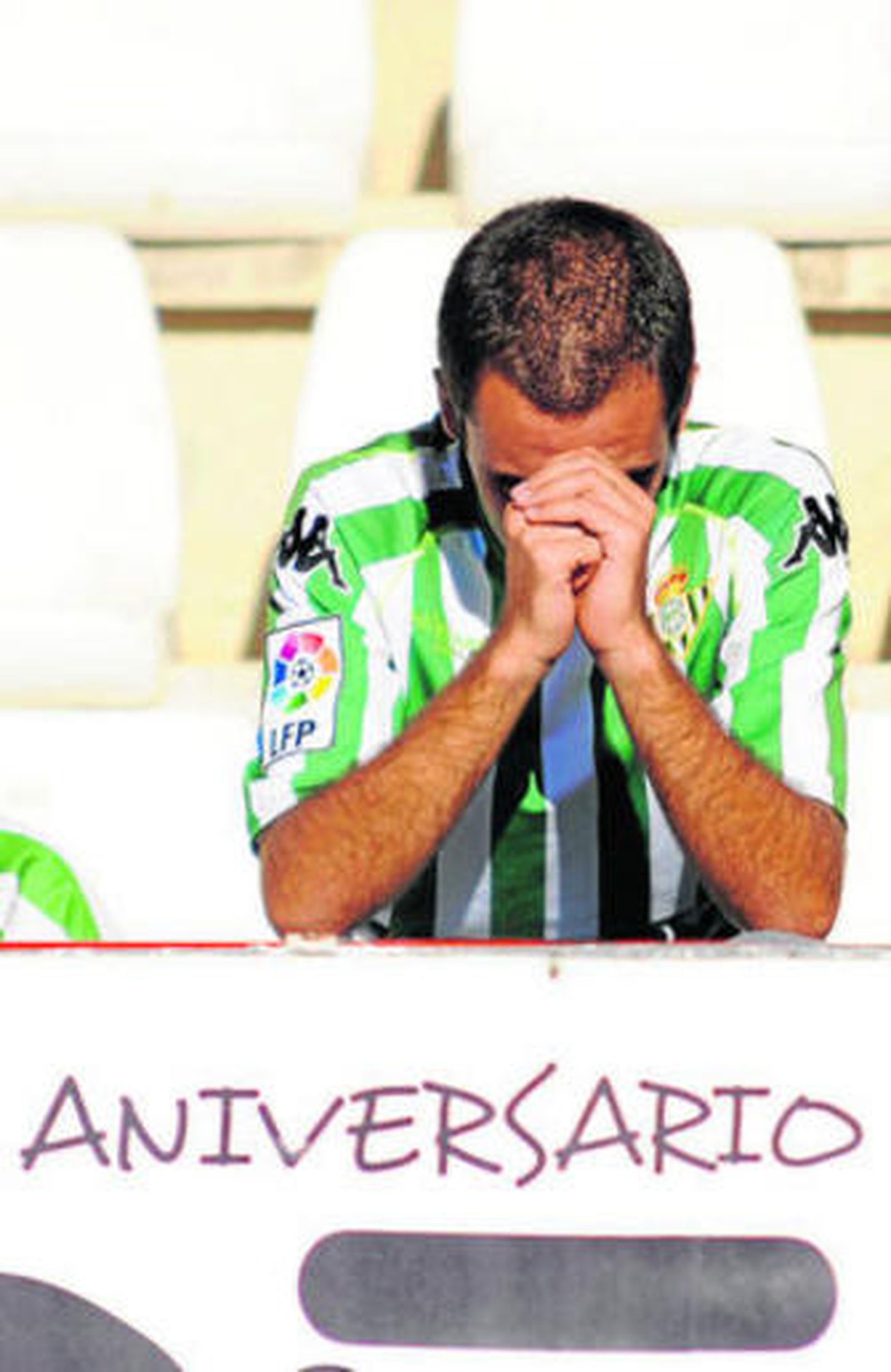 Un aficionado bético, hundido tras la derrota en Albacete.