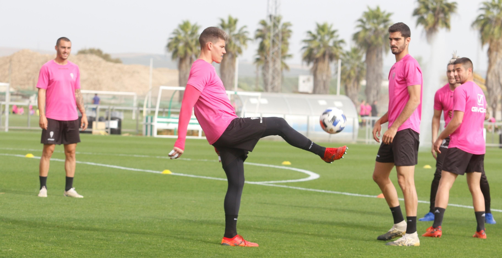 Becerra golpea el balón en un entrenamiento en la Ciudad Deportiva.