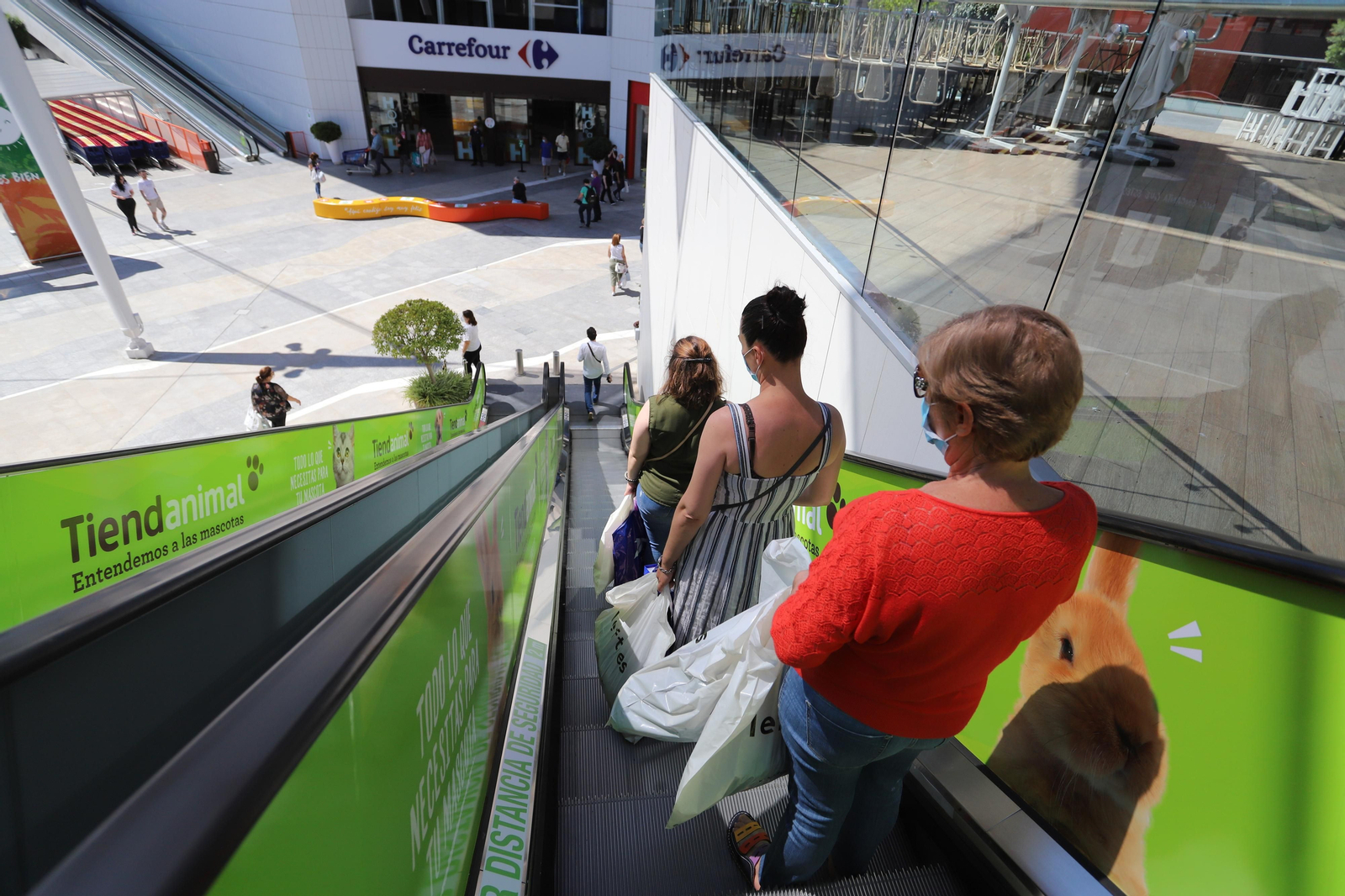 Imágenes de la apertura en la fase dos de la desescalada del centro comercial Holea en Huelva