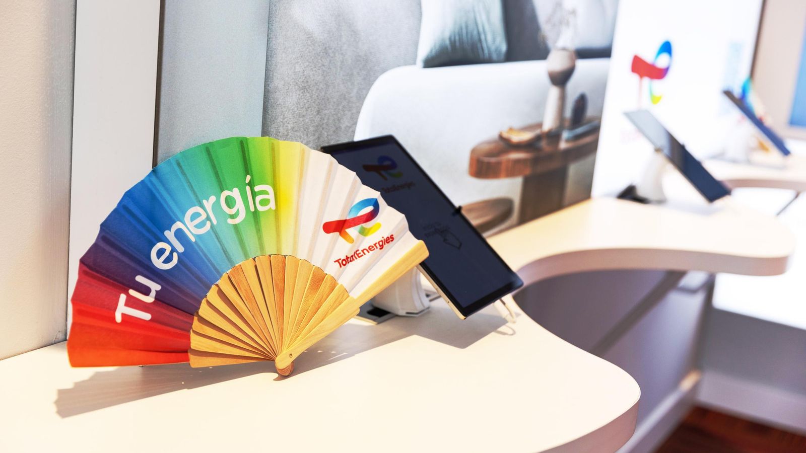 Abanico para aliviar el calor después de la cuarta sevillana