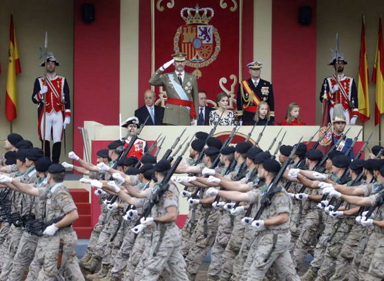 Los Reyes presiden un desfile de la Fiesta Nacional muy deslucido por la lluvia