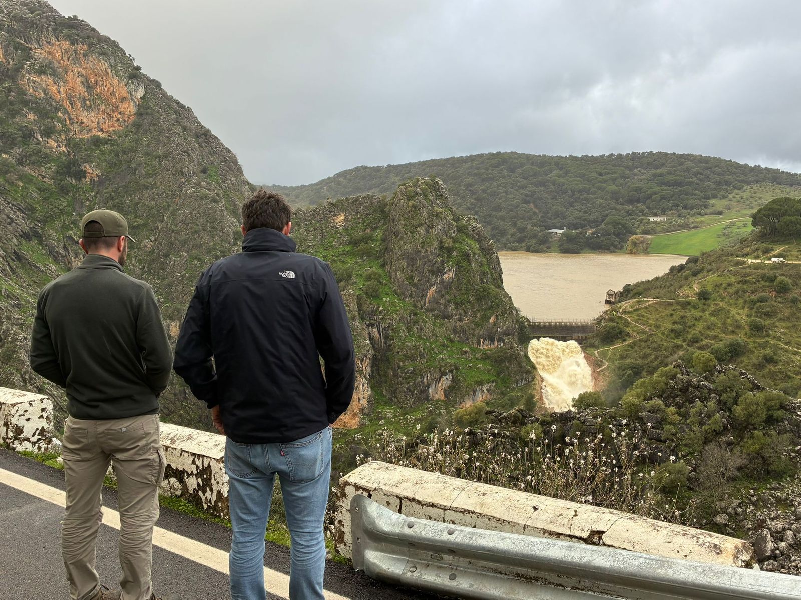 La presa de Montejaque desaguando tras alcanzar el límite de su capacidad, en imágenes
