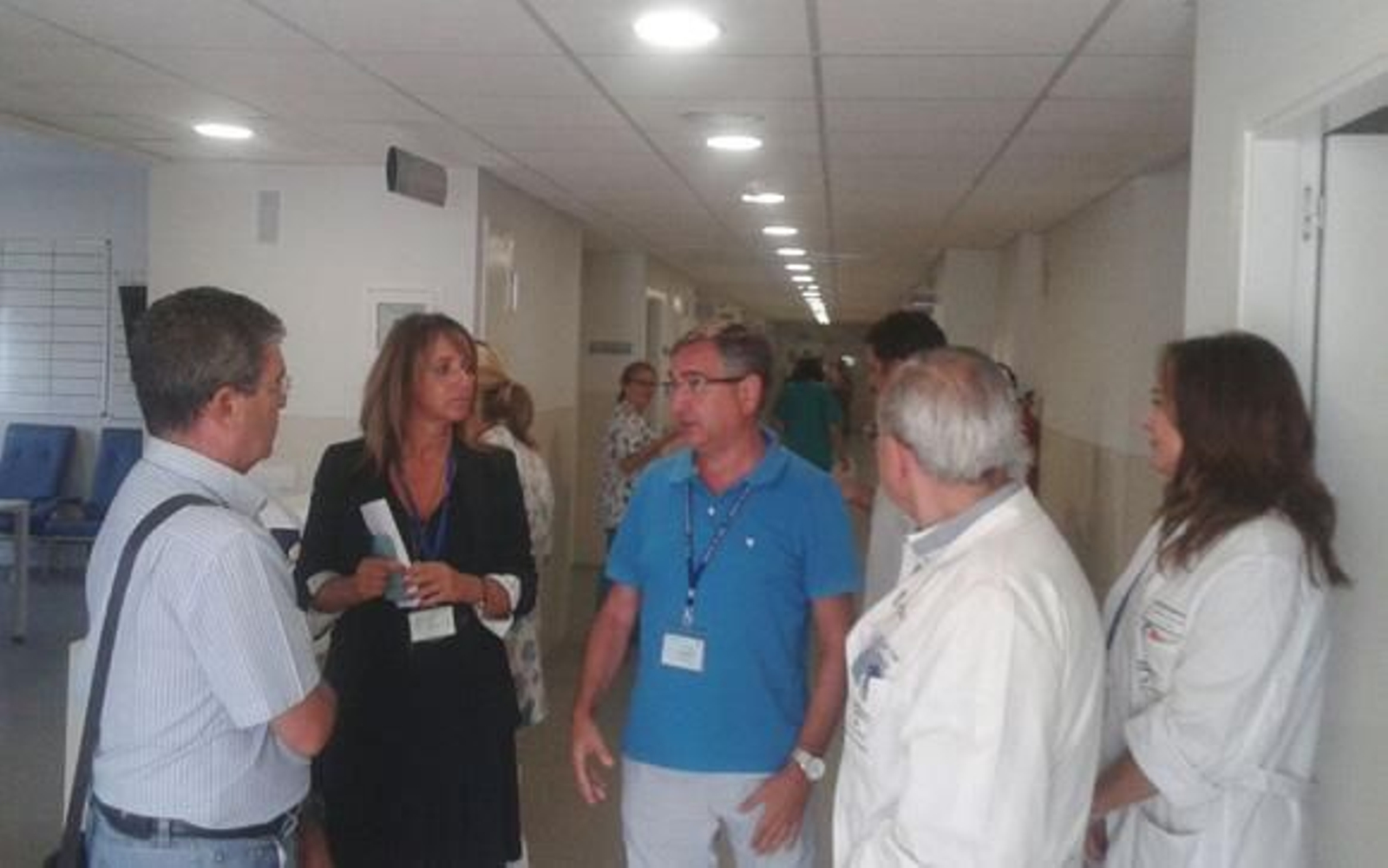 El delegado de Salud, primero por la izquierda, conversa con responsables del servicio durante su visita.