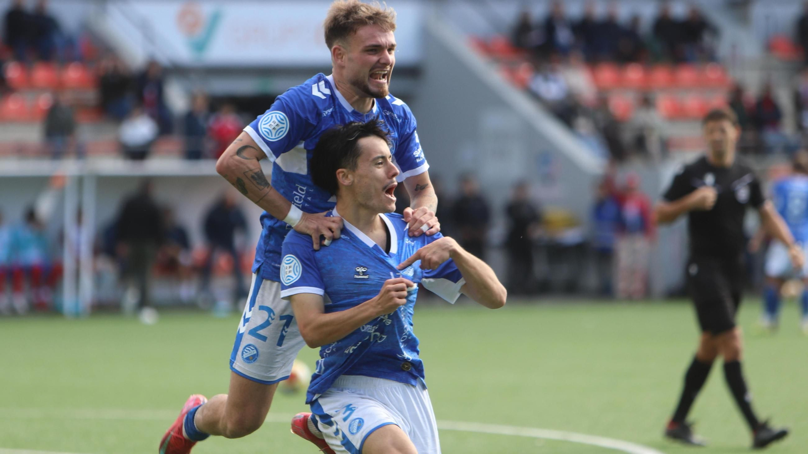 Beny y Ekiza, goleadores azulinos en Estepona, celebran el tanto del jerezano que era el 0-1.