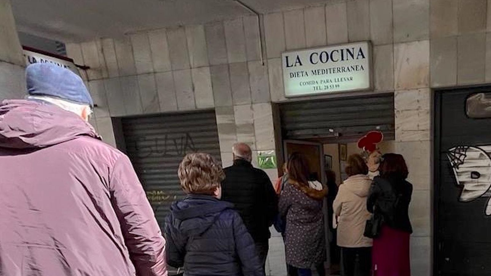 Las colas diarias en "La Cocina"