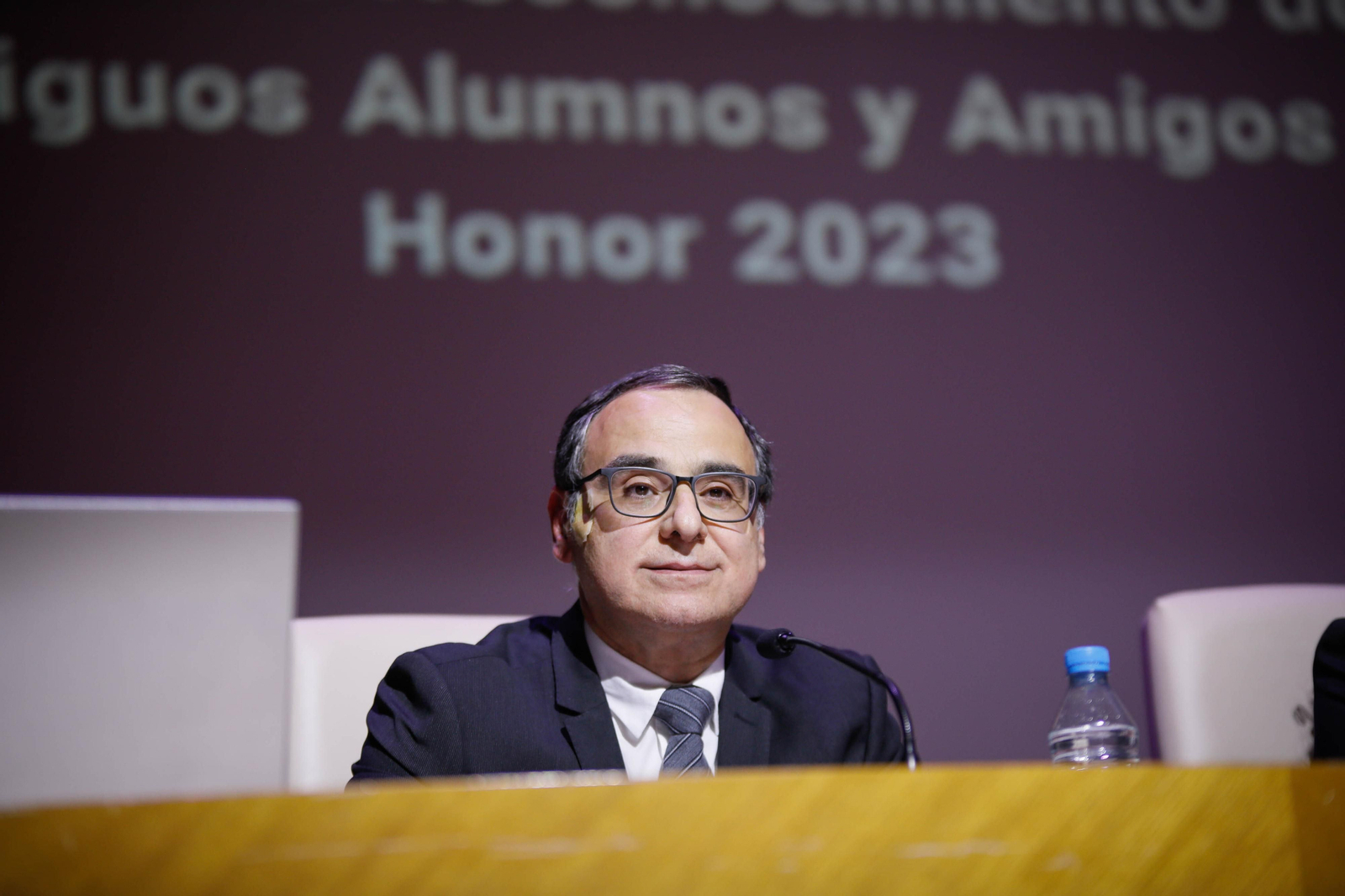 Imágenes del acto de reconocimiento a antiguos alumnos y amigos de honor en la UAL