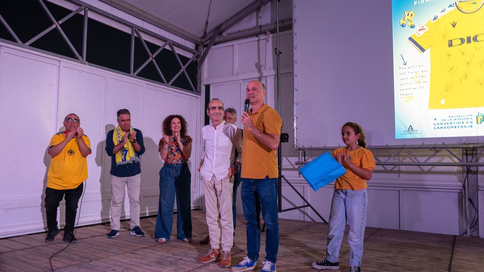 El actor y productor Joaquín Perles ofreció unas palabras de agradecimiento al público y al equipo que hizo posible el filme.