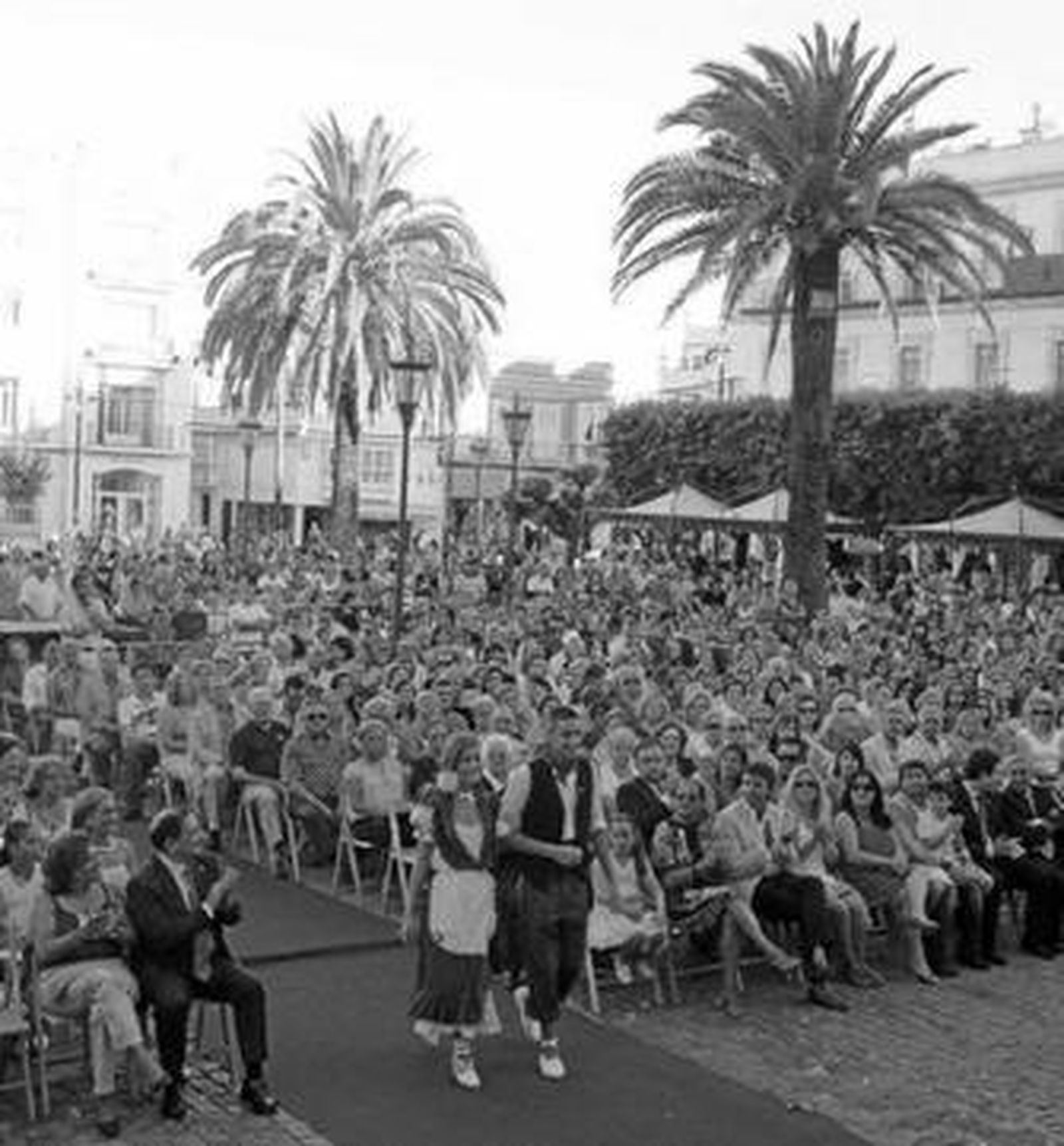 Comienza la proclamación. Las salineras suben al atrio del Ayuntamiento.