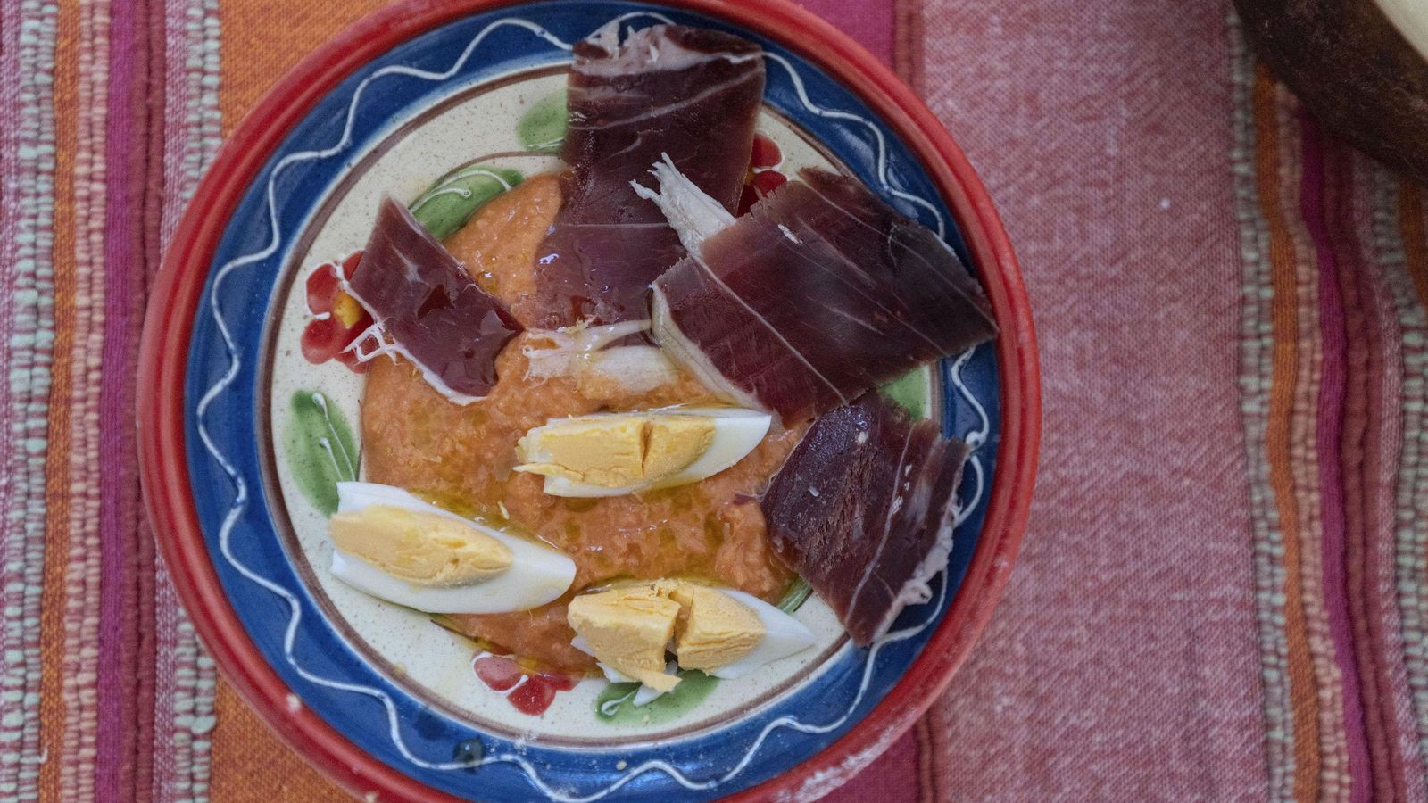 Salmorejo cordobés listo para comer.