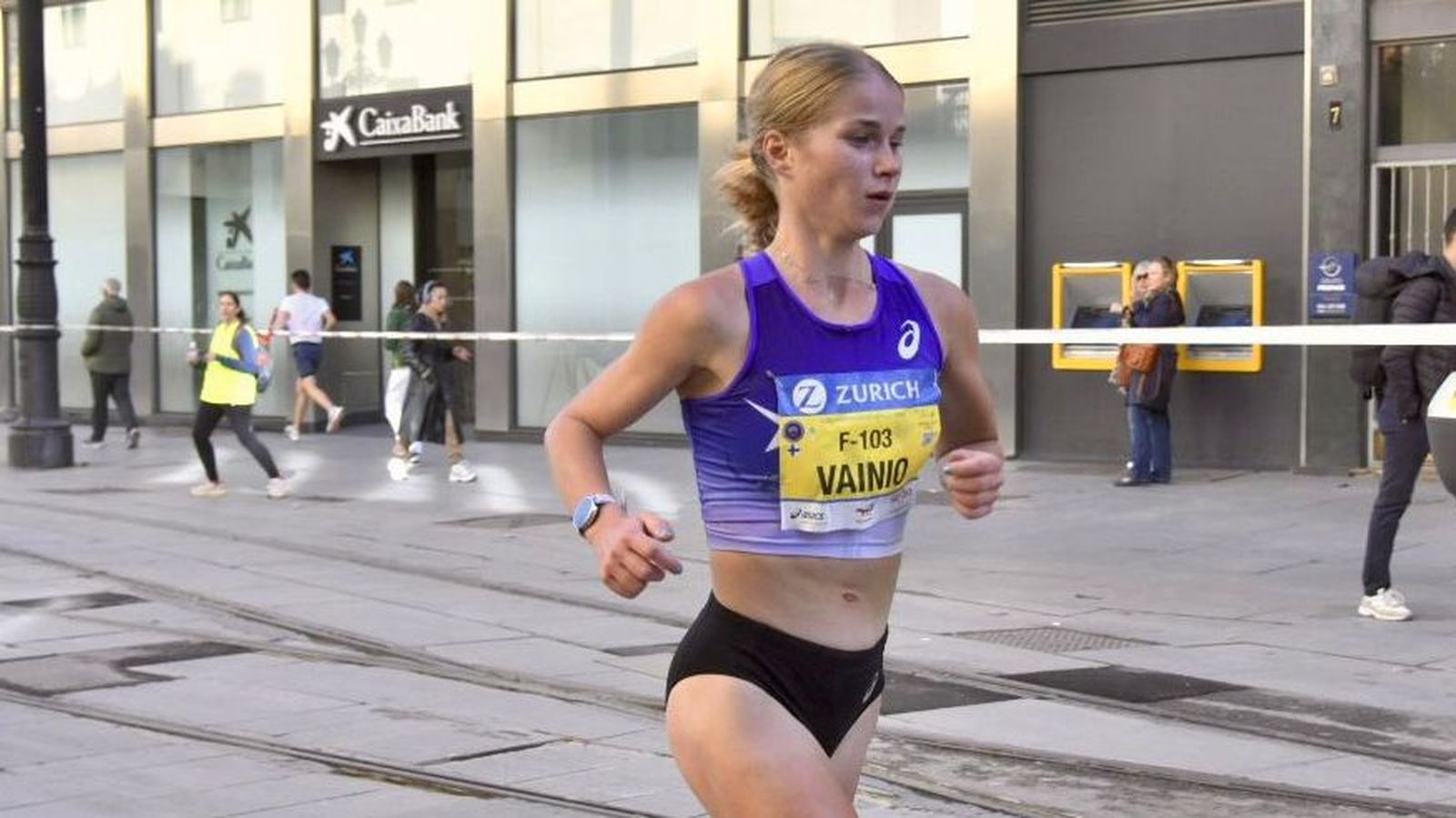 La finlandesa Alisa Vaino ya en cabeza.