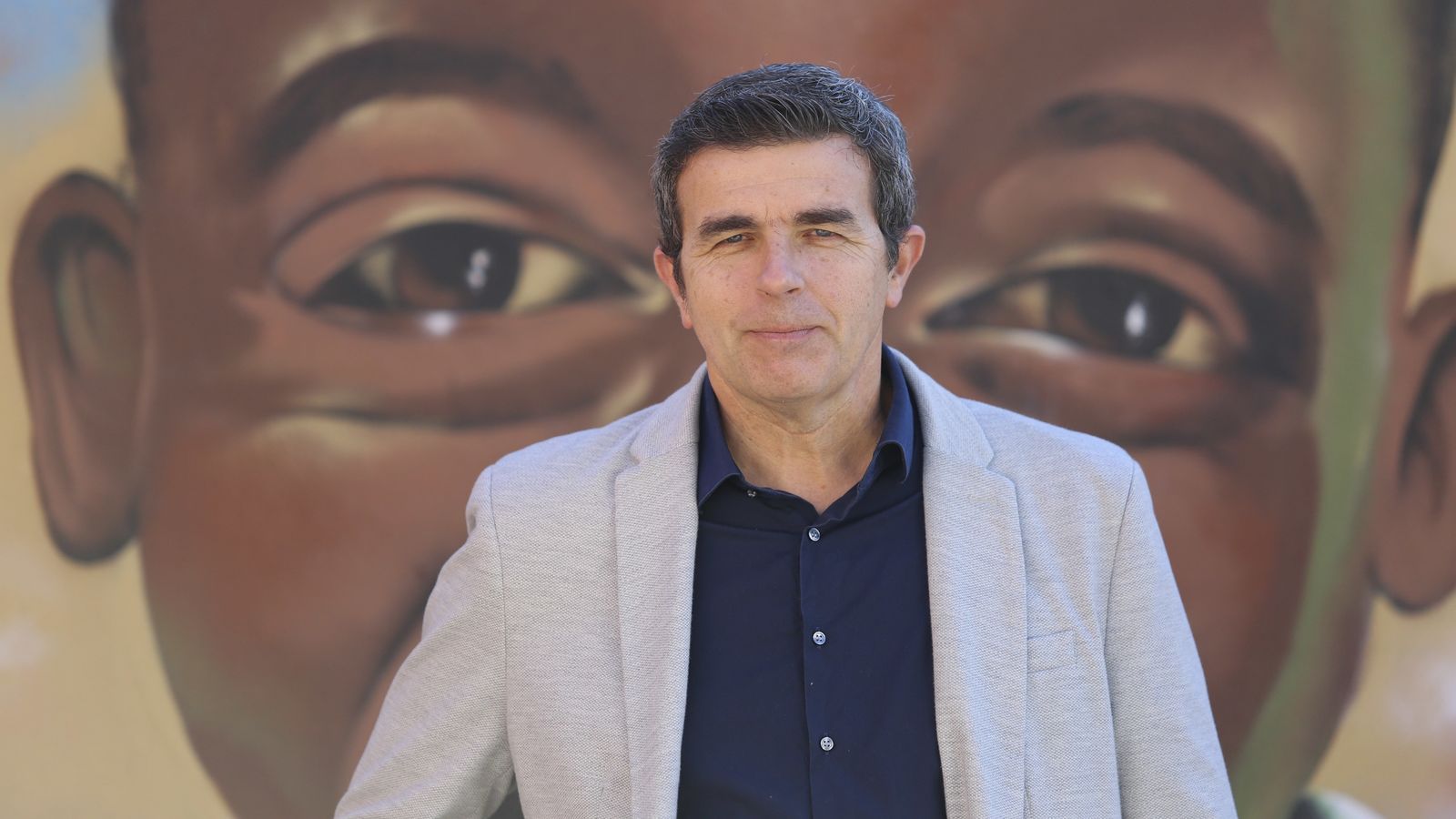 Pérez Benz junto a uno de los murales del centro ciudadano Jorge Macías.