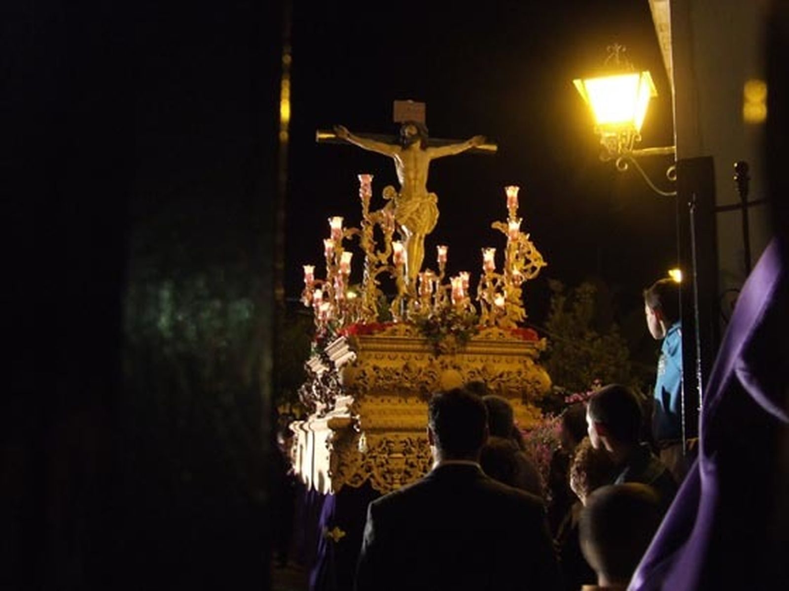 Dos pasos procesinonan por El Cuervo