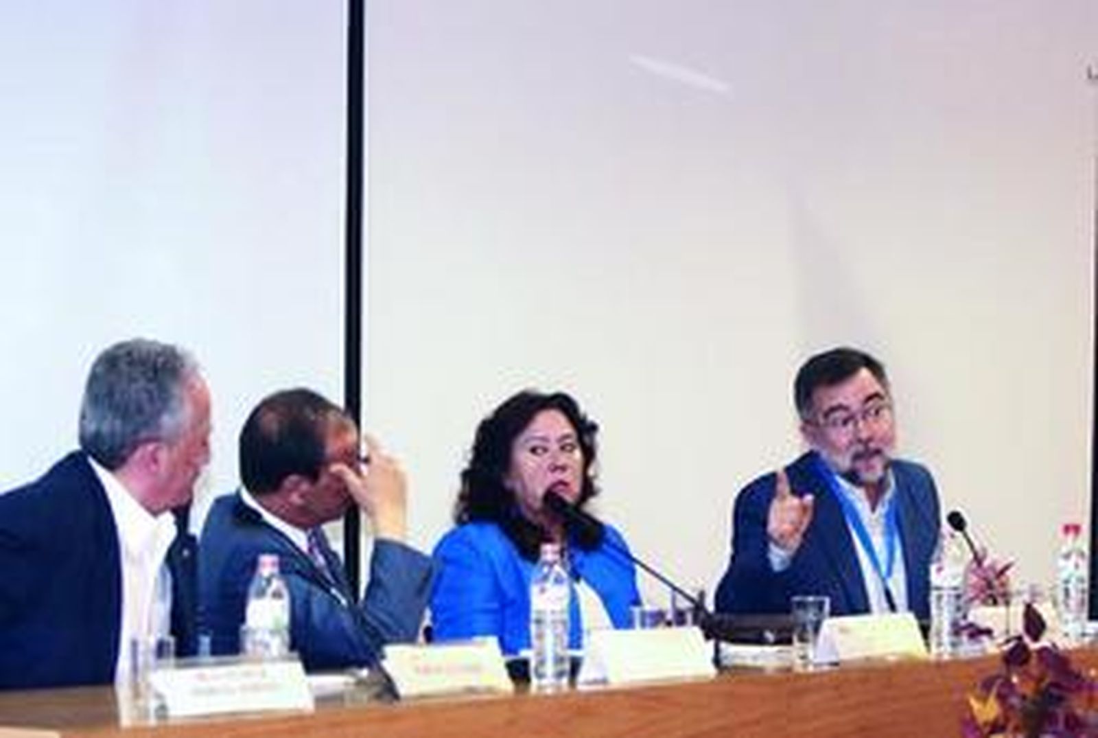 Ponentes de la tercera jornada del congreso escuchan al historiador José Calvo Poyato.