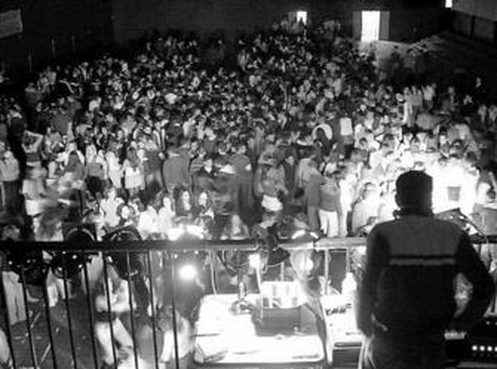 Imagen del pabellón del colegio Salesianos acogiendo la discoteca light.