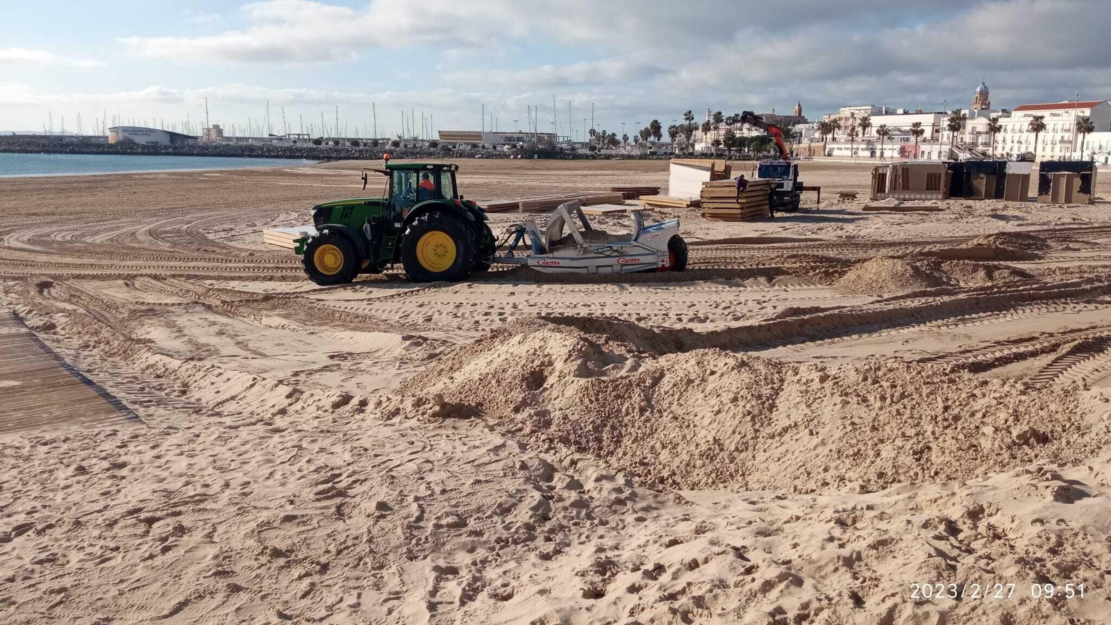 Trabajos de acondicionamiento de las playas de Rota para la temporada media, que comenzará en Semana Santa. Trabajos de acondicionamiento de las playas de Rota para la temporada media, que comenzará en Semana Santa.