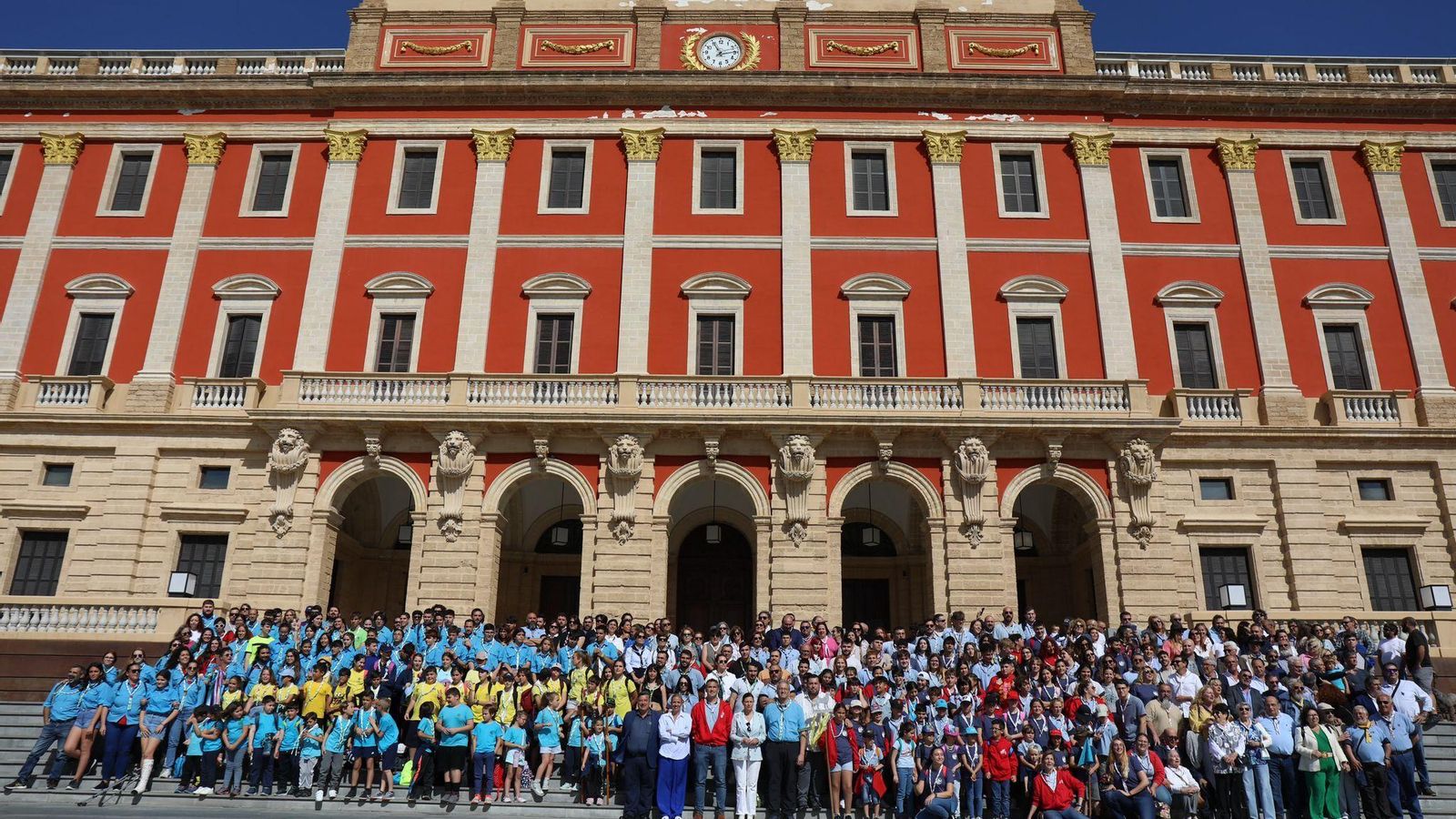 Foto de familia del grupo scout San Jorge 310 realizada este domingo en San Fernando.