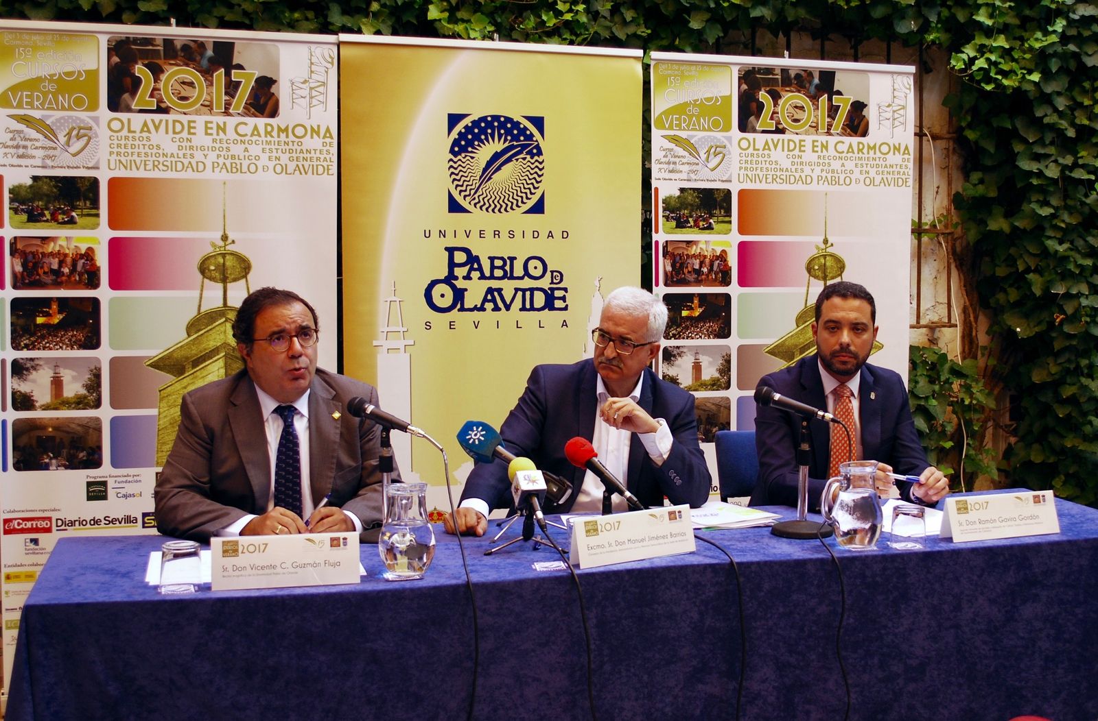Vicente Guzmán, Manuel Jiménez Barrios y Román Gavira, ayer, en los cursos de la Olavide.