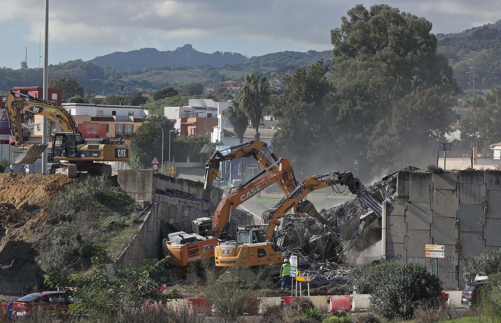 Fotos de la demolición del puente de Los Pastores en Algeciras