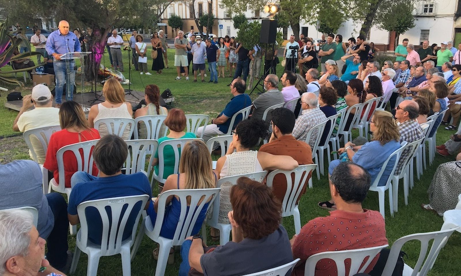 El alcalde de Nerva dirigiéndose al público.