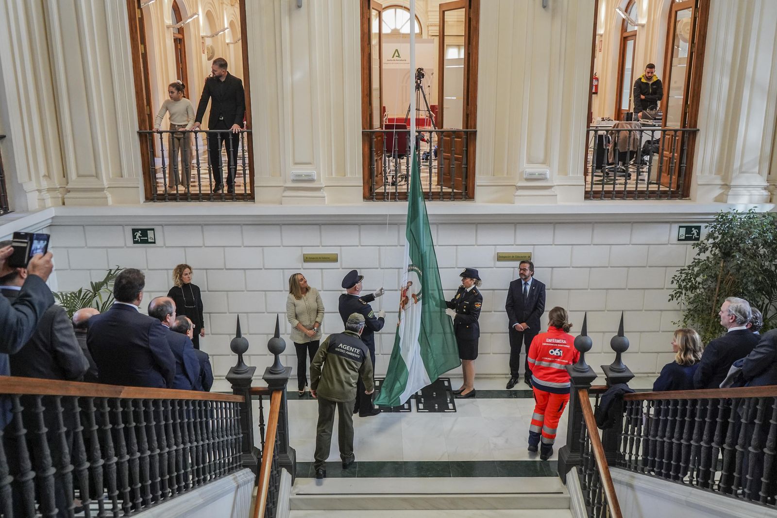 Izado de la bandera.