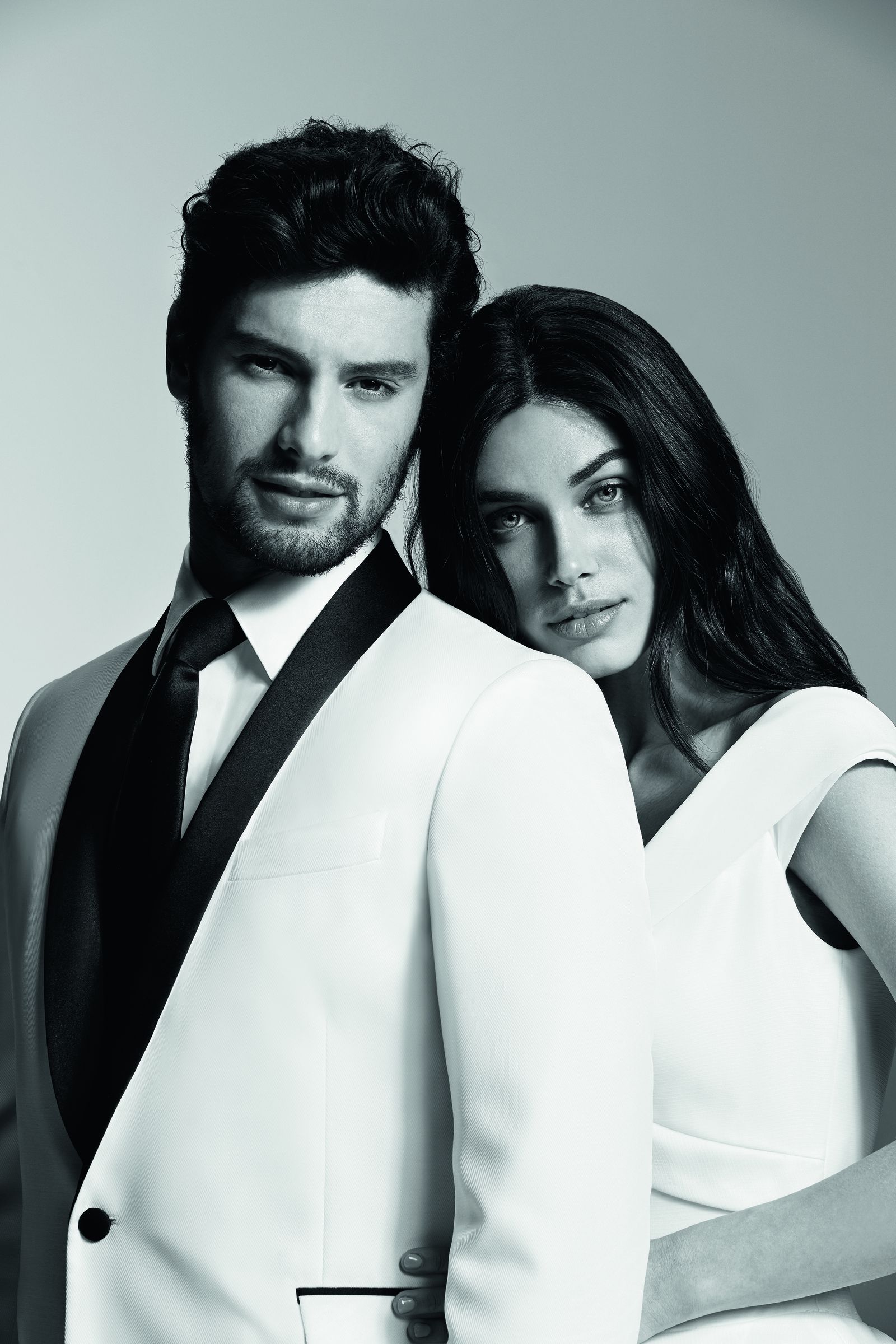 Diseño de Carlo Pignatilli junto a un vestido de Pronovias.