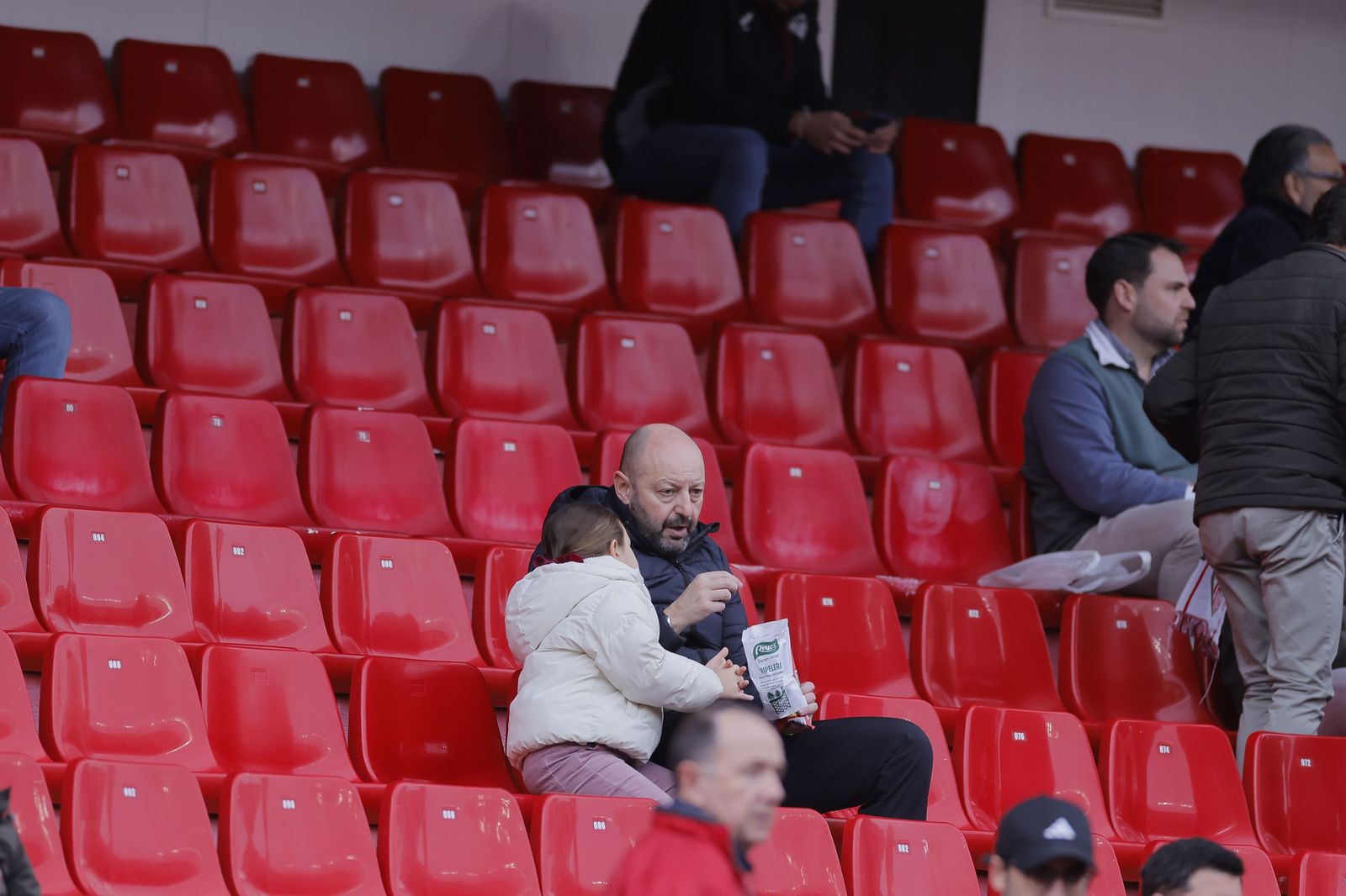 Búscate en las fotos del Sevilla - Girona