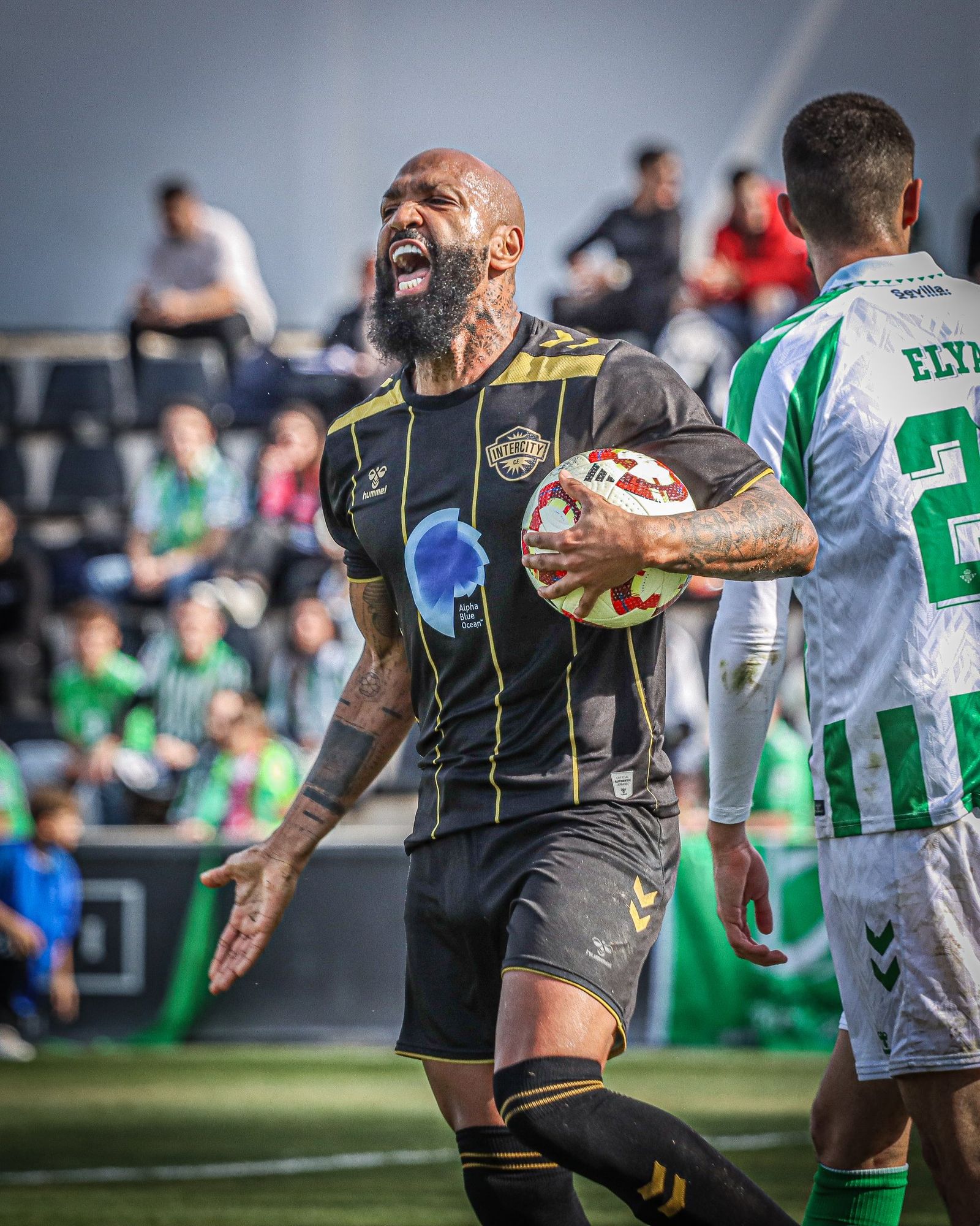 Nsue celebra el 1-1.